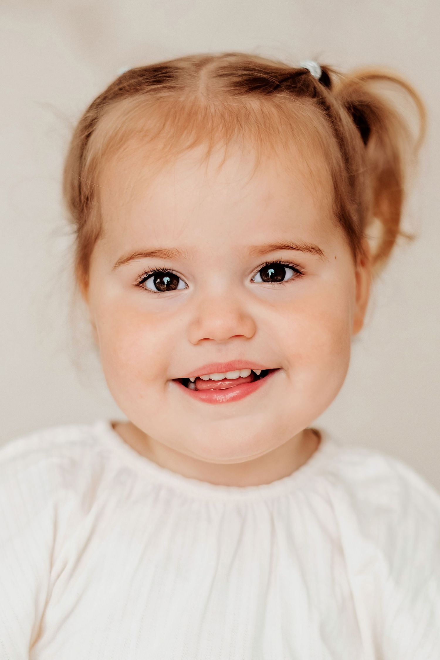 Close up kinderportret met verschillende gezichtsuitdrukkingen in studio in Vught, pure fotografie