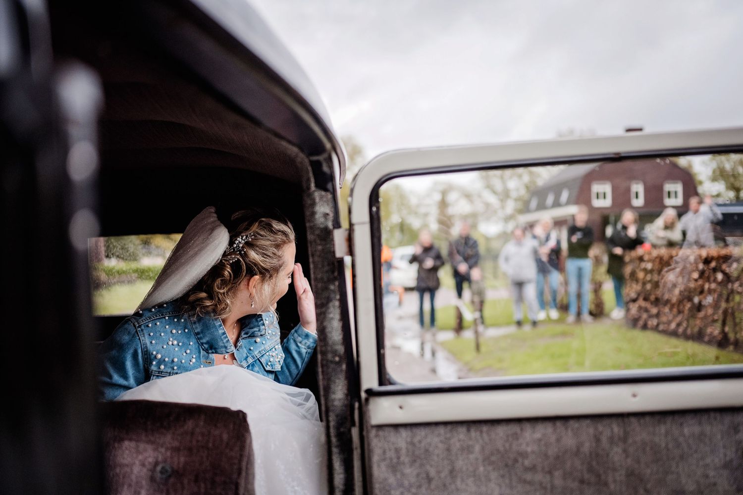 Spontane trouwmomenten door autoraam vol emotie en voorbereiding, bruidsfotografie bij Mr van Eijck Oisterwijk, Brabant.