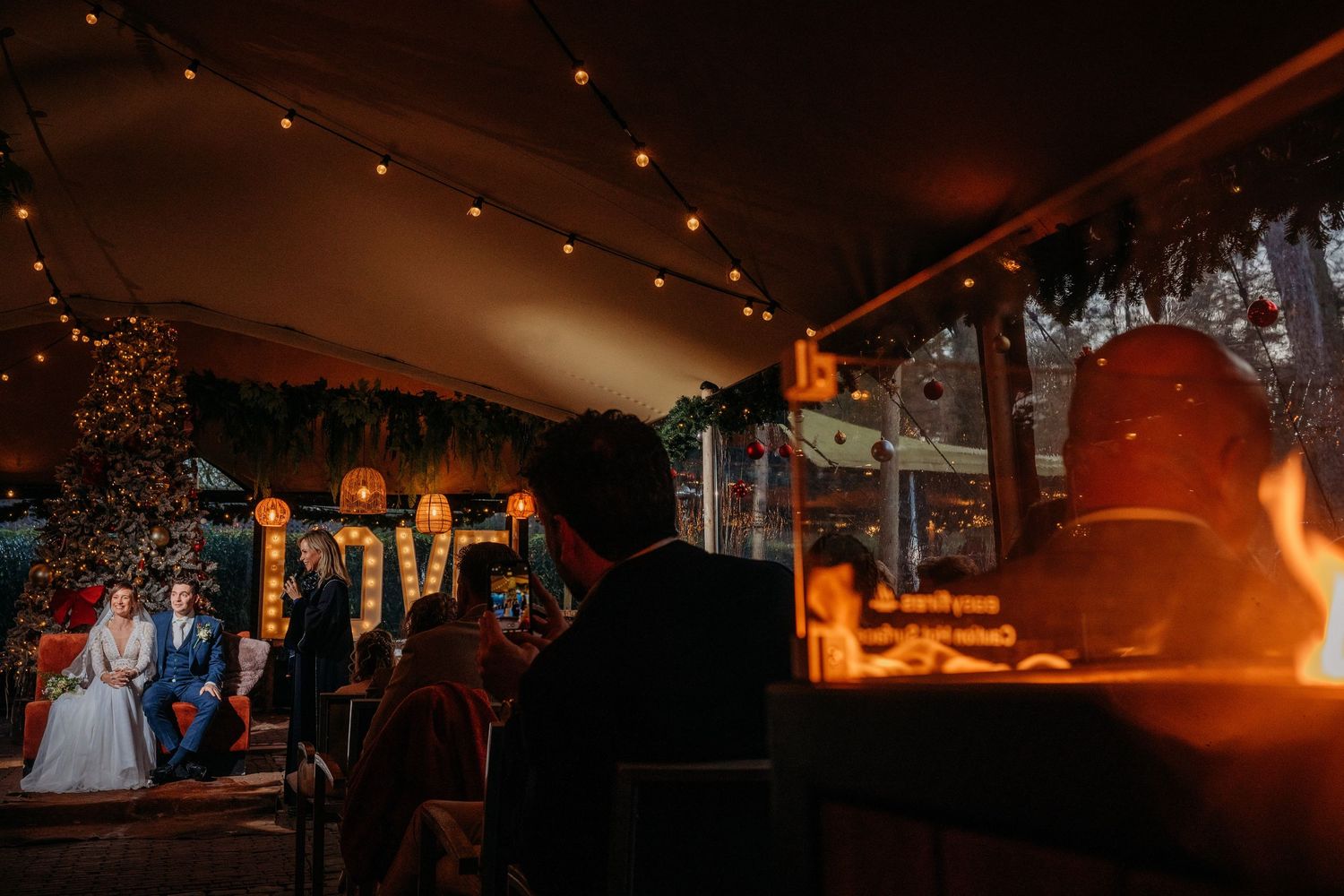 Sfeervolle trouwlocatie met lichtjes en romantische ambiance, bruidsfotografie bij Boscafé Oisterwijk, Brabant.
