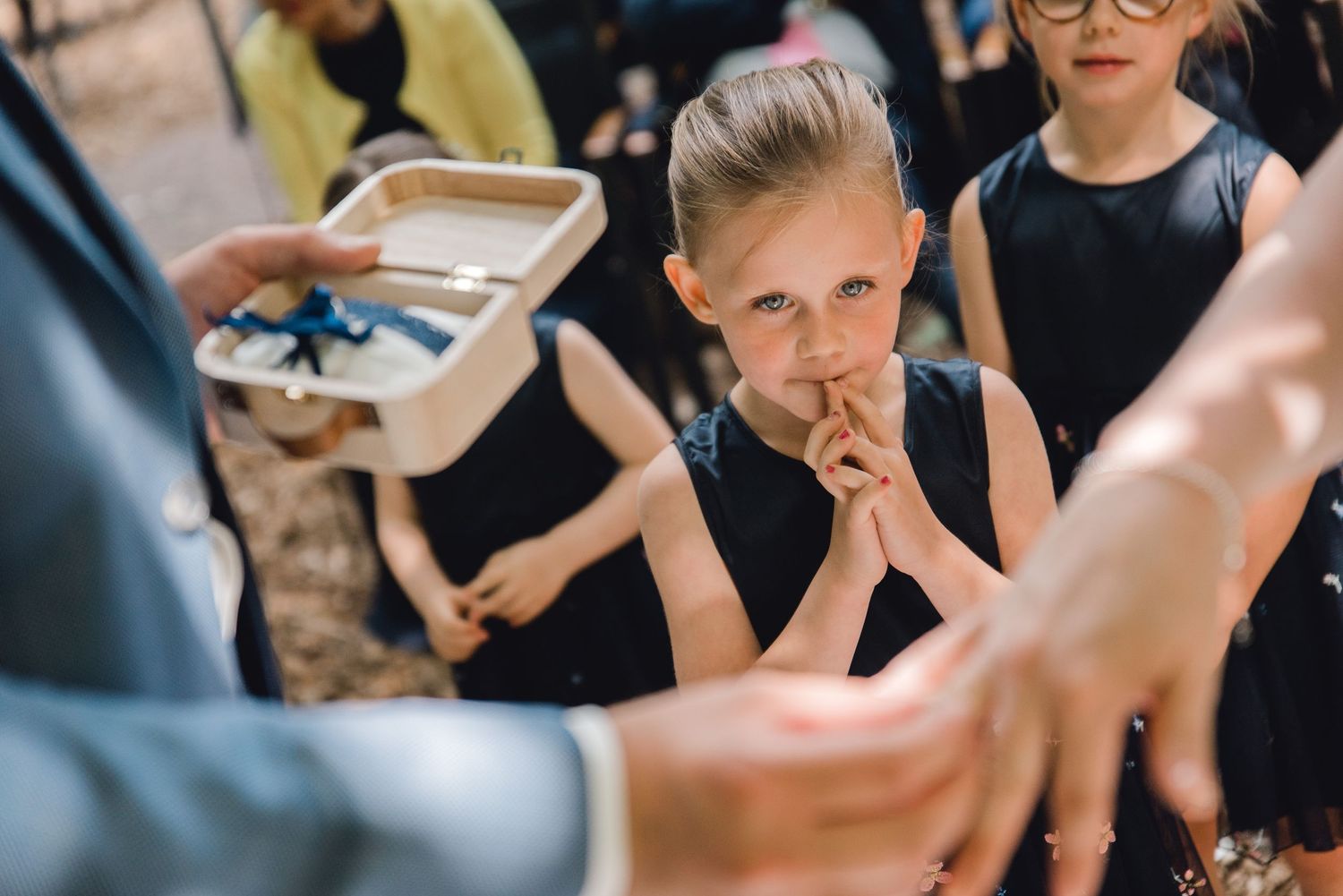 Gasten genieten van eten en drinken tijdens bruiloft bij Meneer van Eijck in Oisterwijk, reportage fotografie