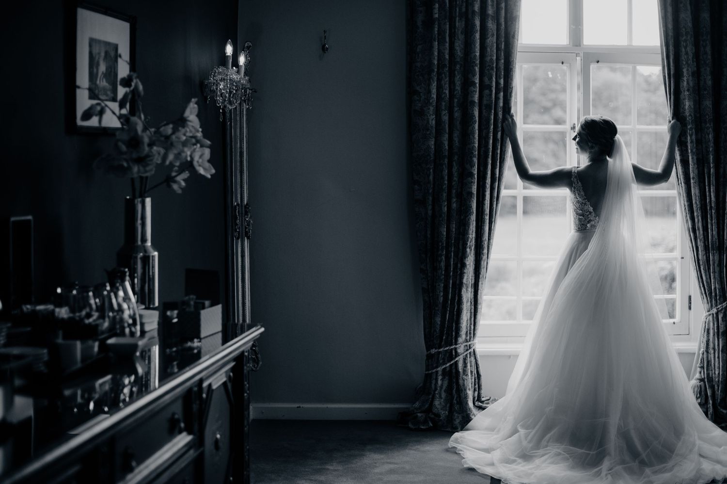 Zwart wit foto van trouwjurk en bruid tijdens getting ready in Kasteel Maurick in Vught, emotionele reportage