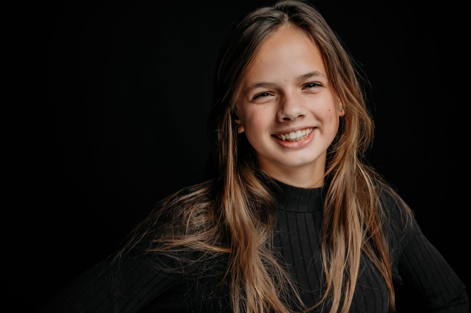 Portret van tiener met zachte uitstraling tegen donkere achtergrond, professionele portretfotografie Vught