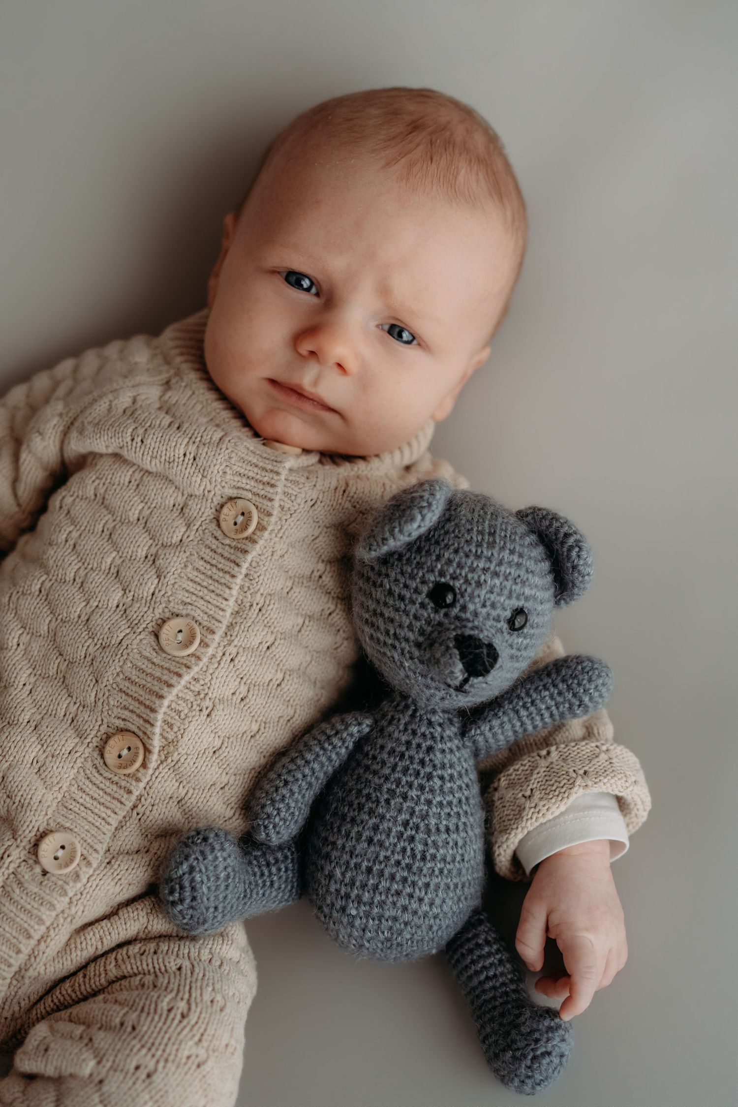 Newborn fotoshoot in studio in Vught met natuurlijke tinten en zachte styling, babyfotografie Brabant