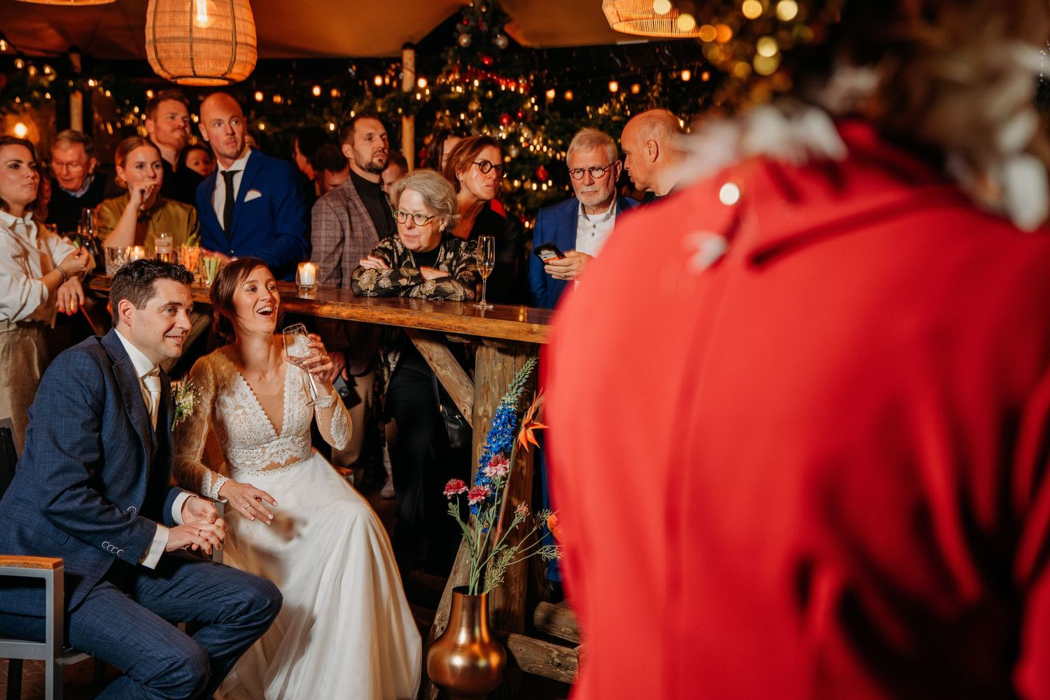 Dansvloer met warm licht en lampionnen tijdens trouwfeest, spontane bruidsfotografie bij Boscafé Oisterwijk, regio Brabant.