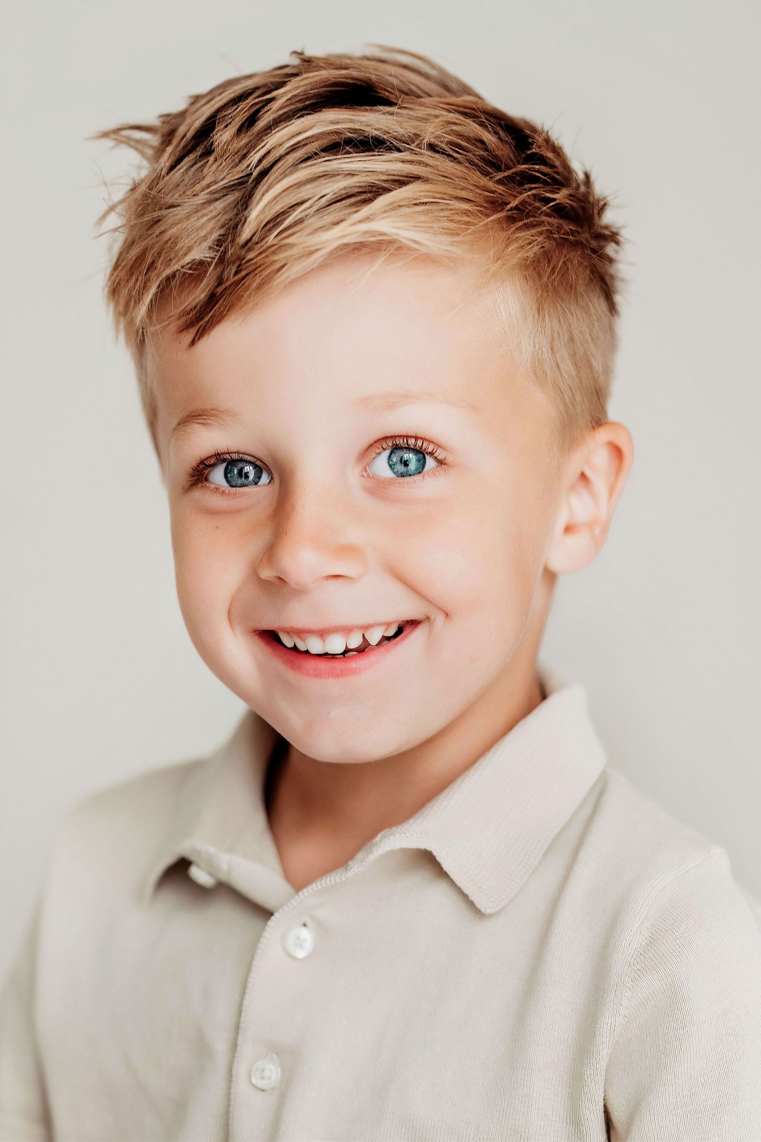 Close up kinderportret in studio met zachte tinten en natuurlijke uitstraling, portretfotografie Vught