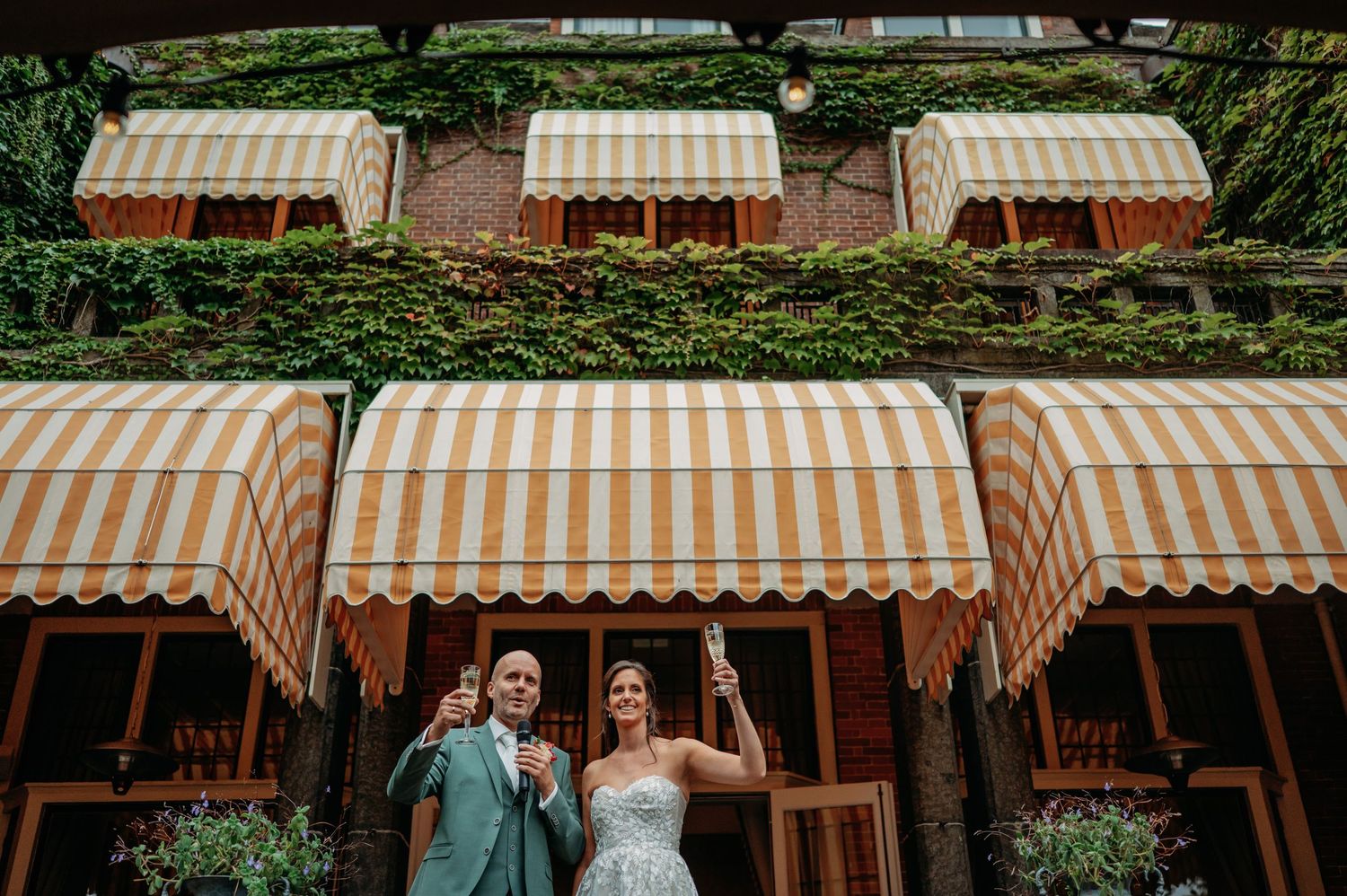 Bruiloft fotografie in Brabant met sfeervolle setting en buitenlocatie, trouwfotograaf Ringelberg Fotografie