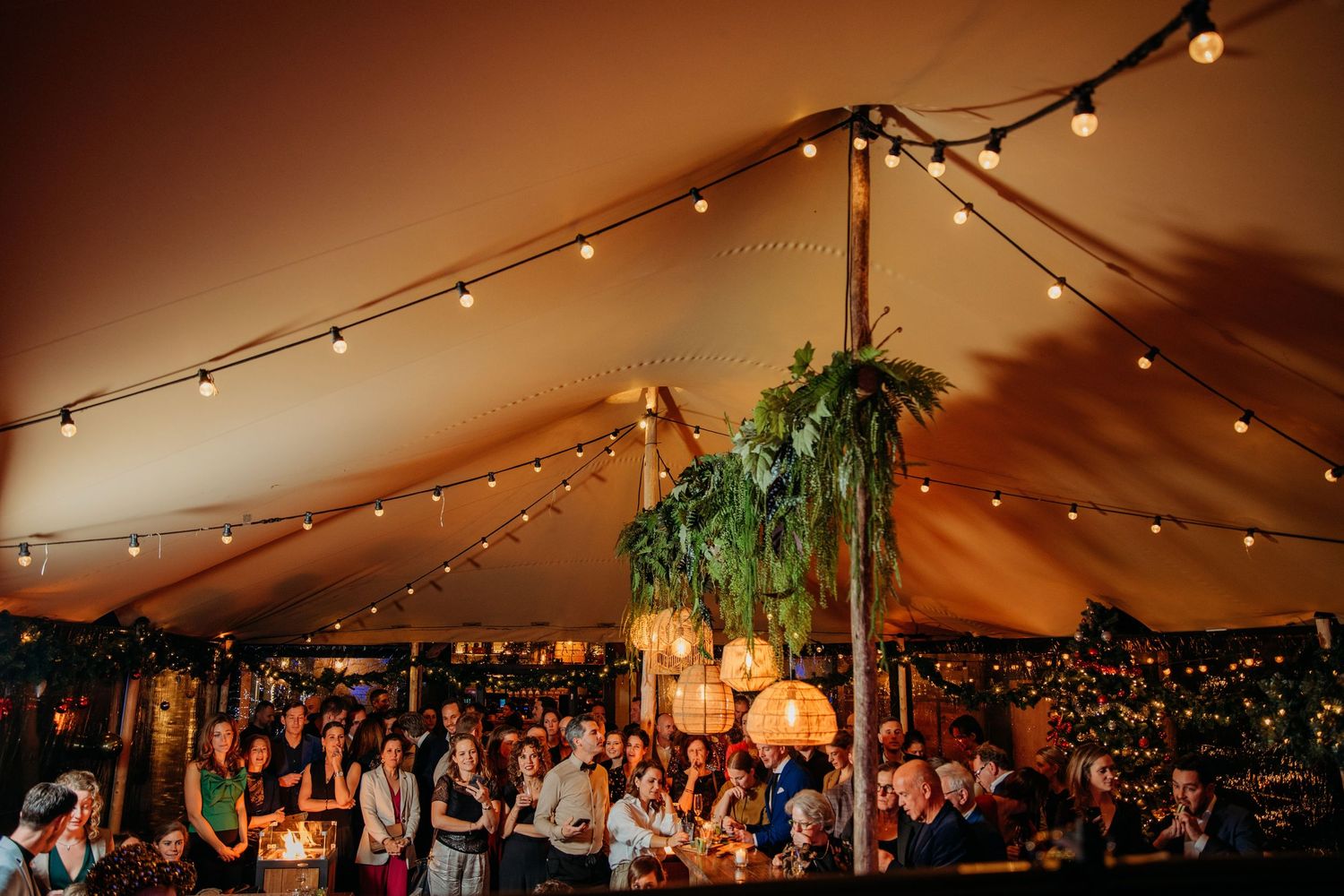 Trouwlocatie onder tent met lichtjes en warme sfeer, sfeervolle bruidsfotografie bij Boscafé Oisterwijk, regio Brabant.