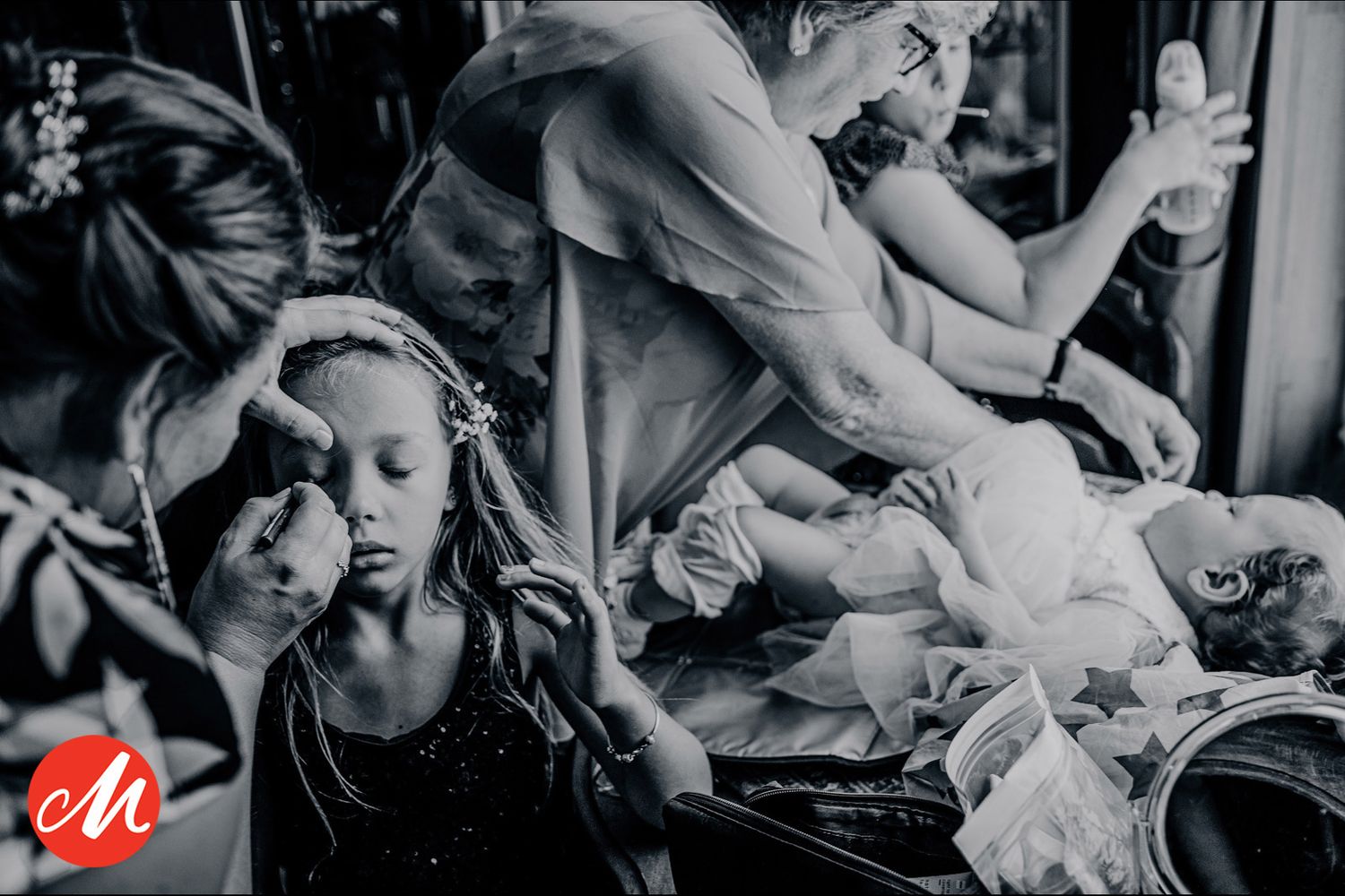 Zwart-wit candid momenten van trouwvoorbereiding en viering, bruidsfotografie Brabant