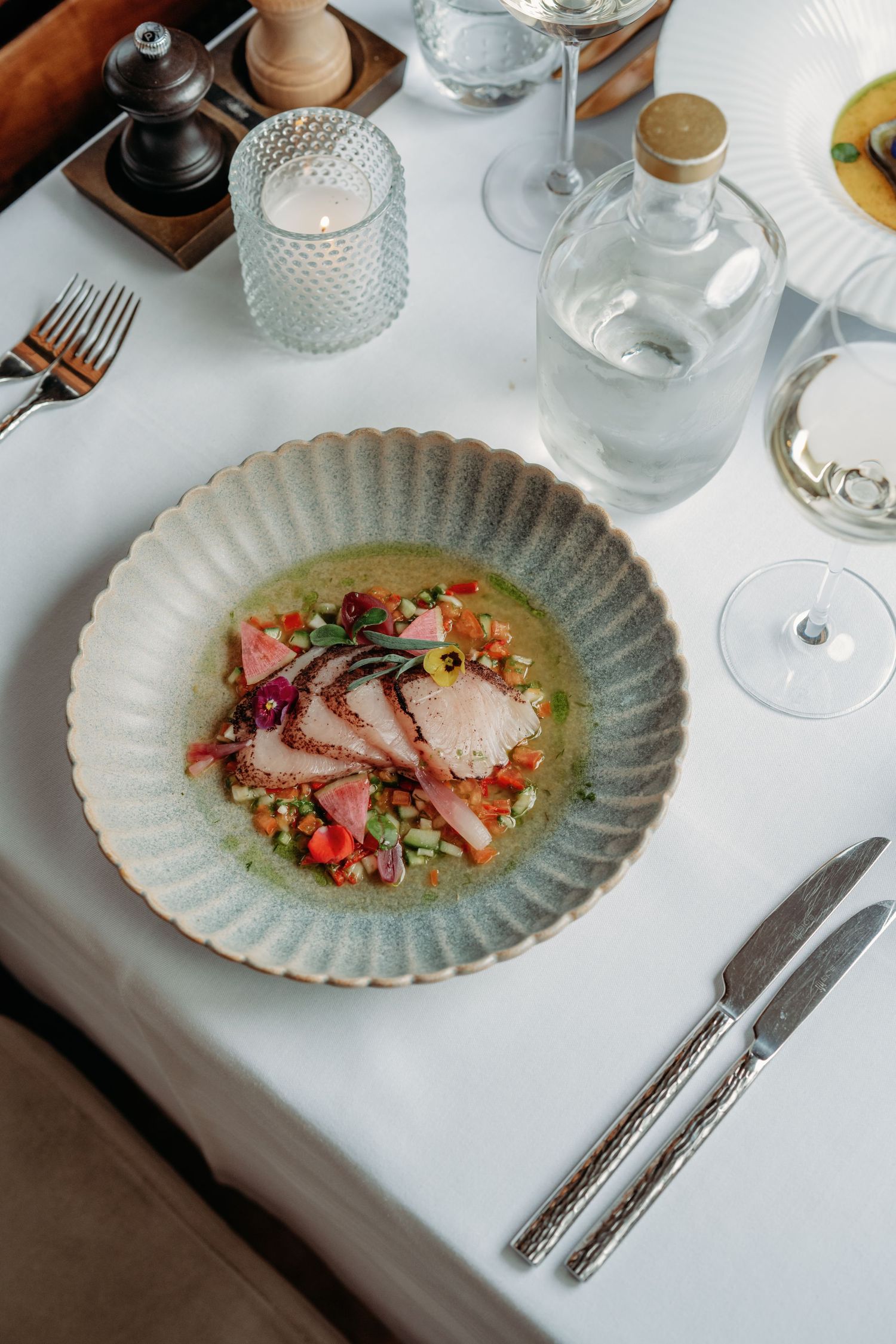 Elegante zeevruchten gerechten op geschulpte witte borden in upscale restaurant, foodfotografie Brabant