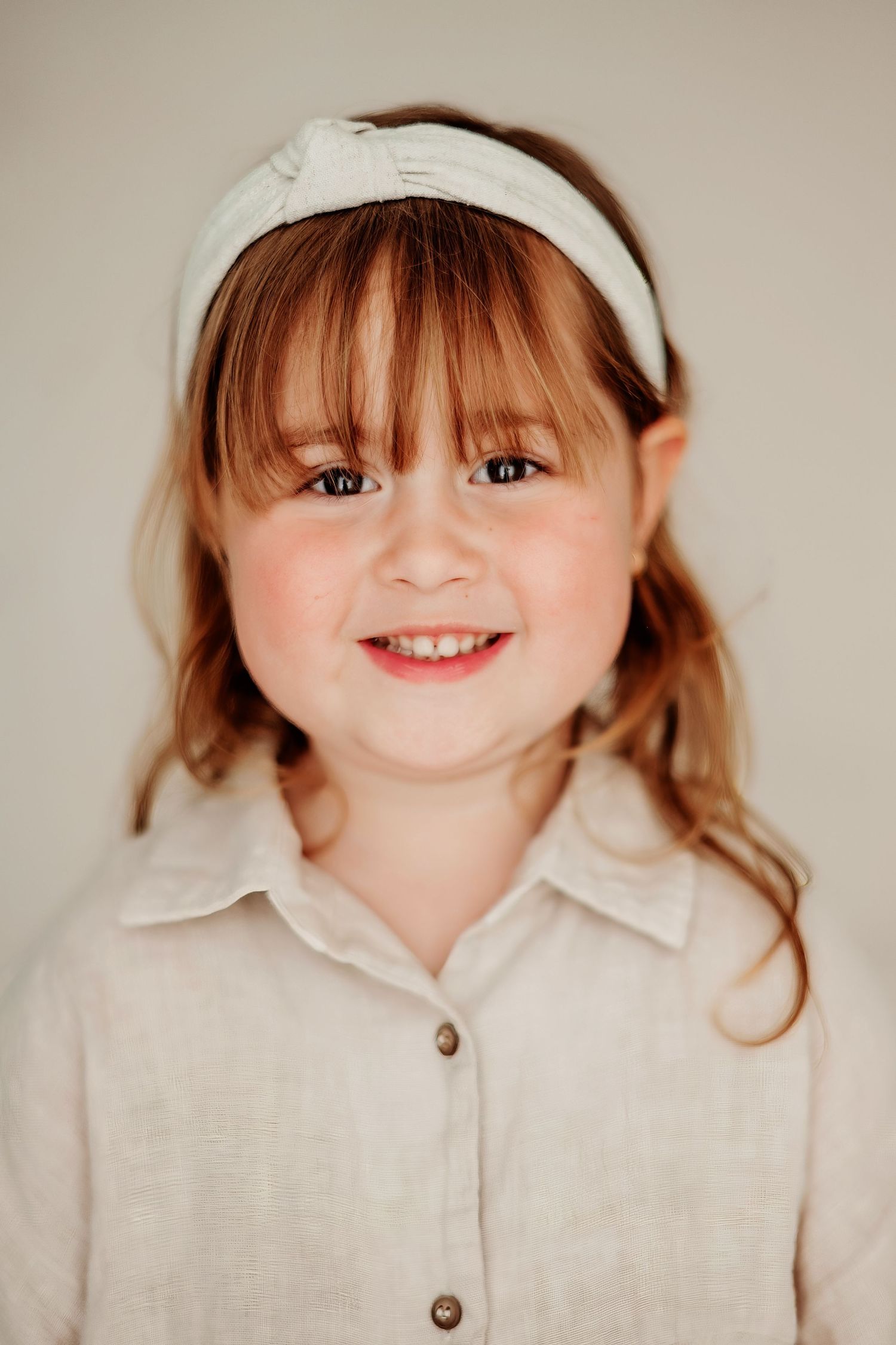 Kinderportret van meisje met hoofdband in studio in Vught, tijdloze en zachte fotografie
