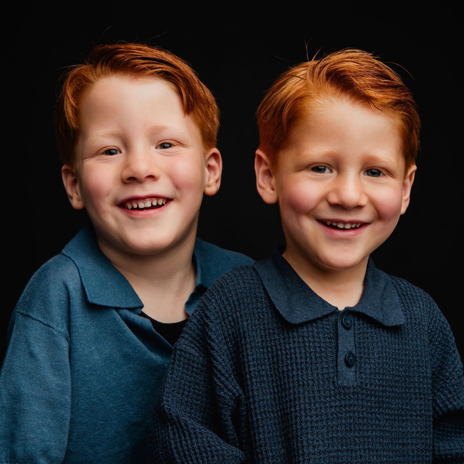 Kinderportret van twee broers met donkere achtergrond in studio in Vught, tijdloze fotografie
