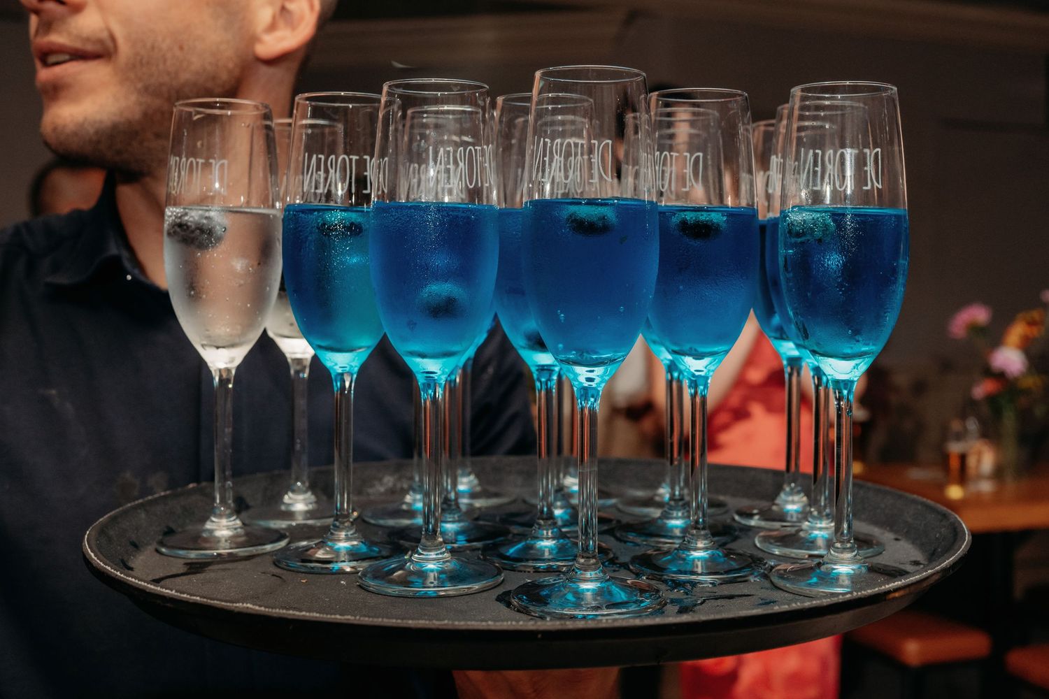 Cocktails op dienblad tijdens bruiloft feest in Brabant met sfeervolle avondverlichting, bruidsfotograaf Vught
