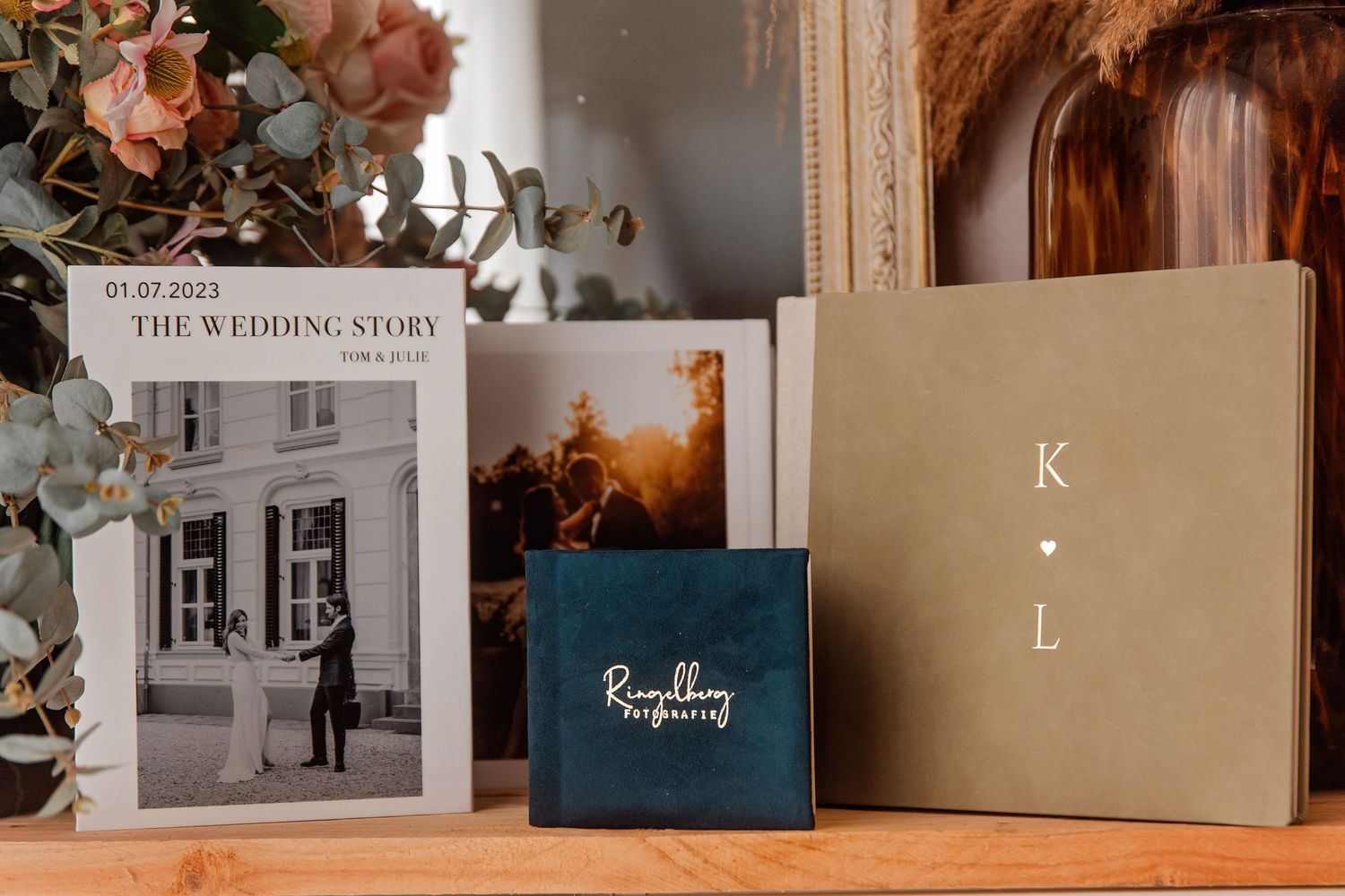 Fotografie merkdisplay met albums, prints en decoratieve elementen op houten plank, branding fotografie Brabant