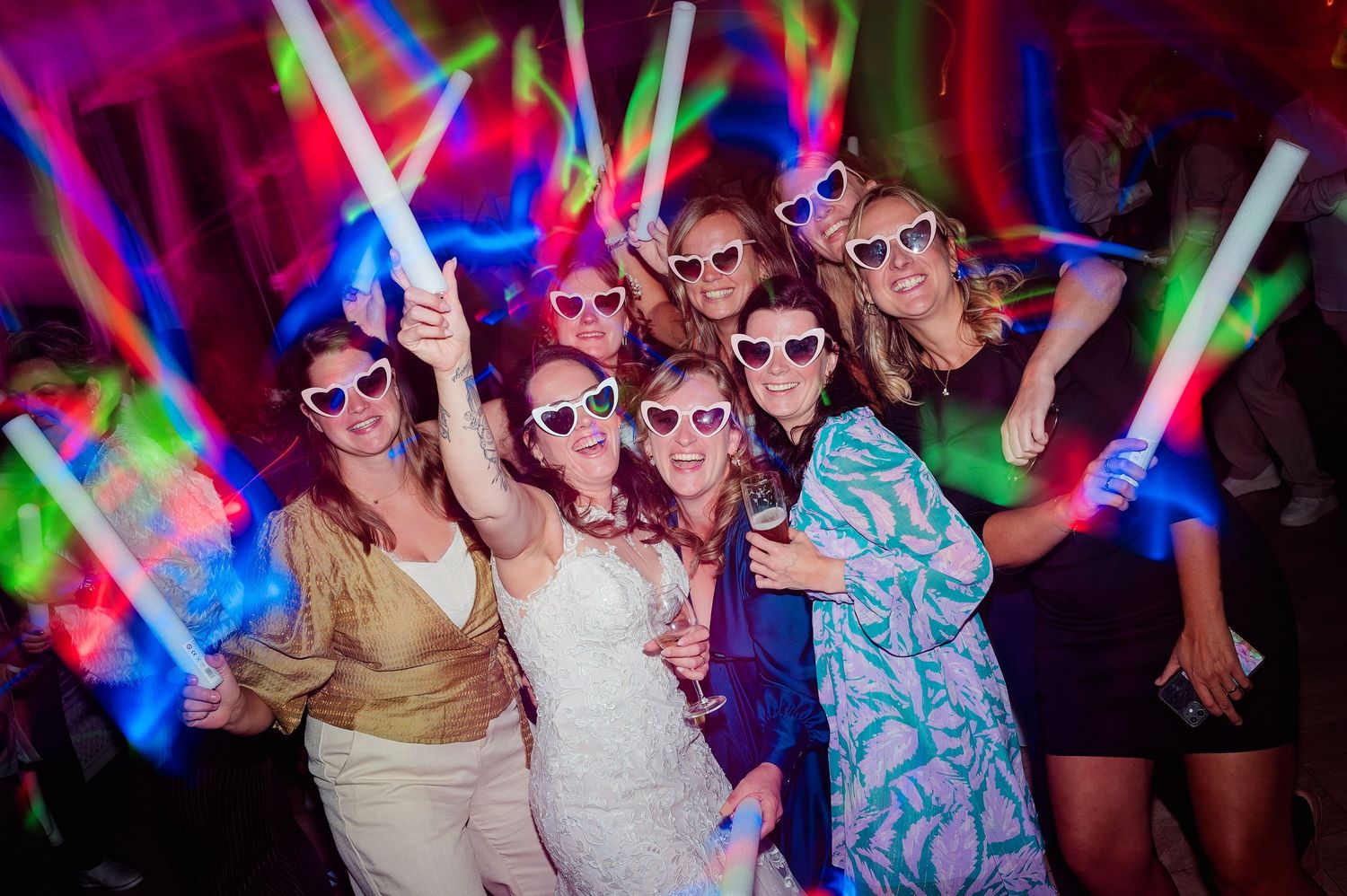 Dansfeest met glowsticks en neonlicht, bruidsfotografie Kasteel Maurick Vught, Brabant.