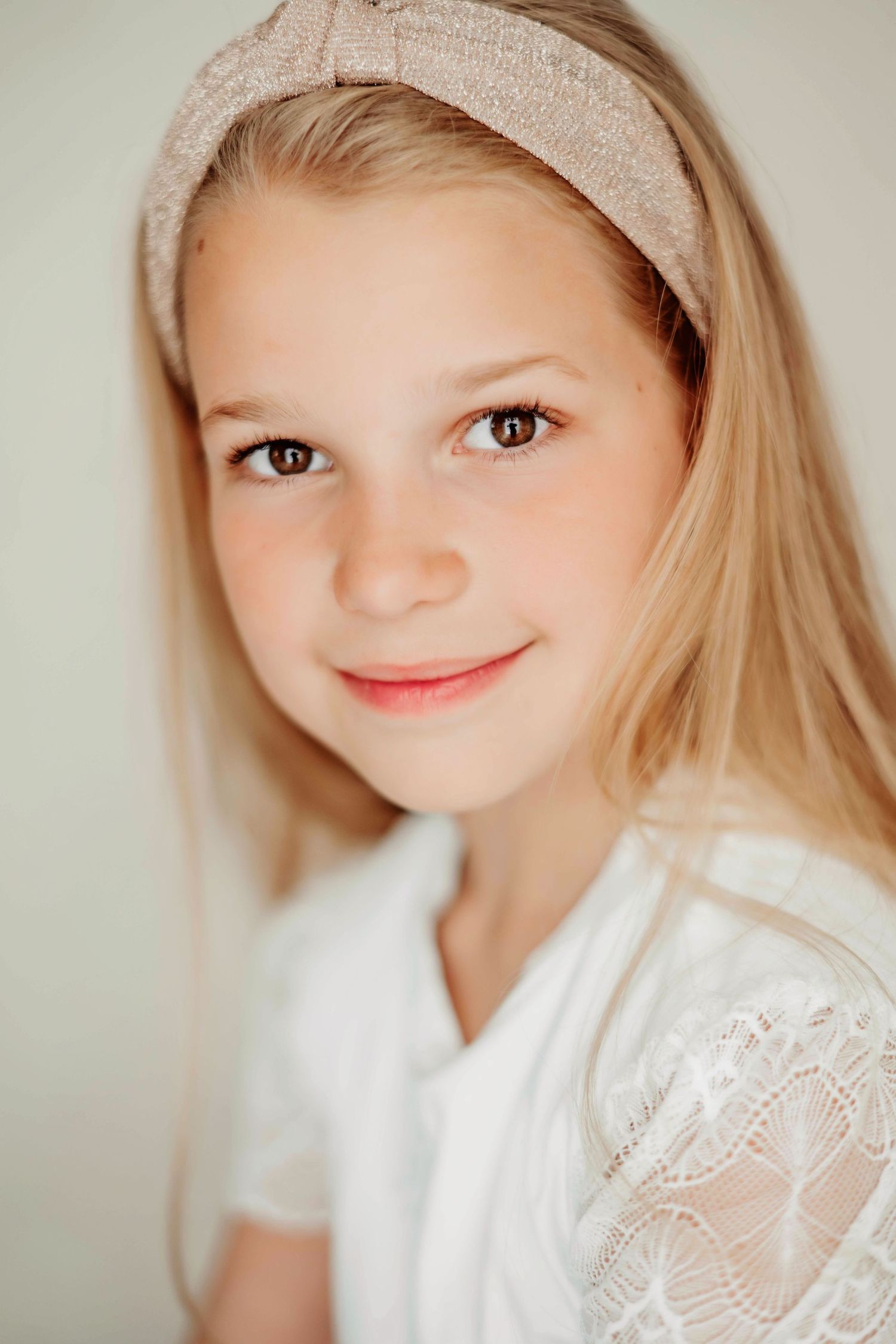 Portret van meisje met blond haar en lichte styling in studio in Vught, rustige en pure kinderfotografie
