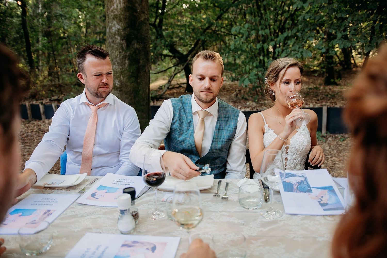Bruiloft diner aan lange tafels in de buitenlucht in Brabant, sfeervolle en natuurlijke trouwfotografie
