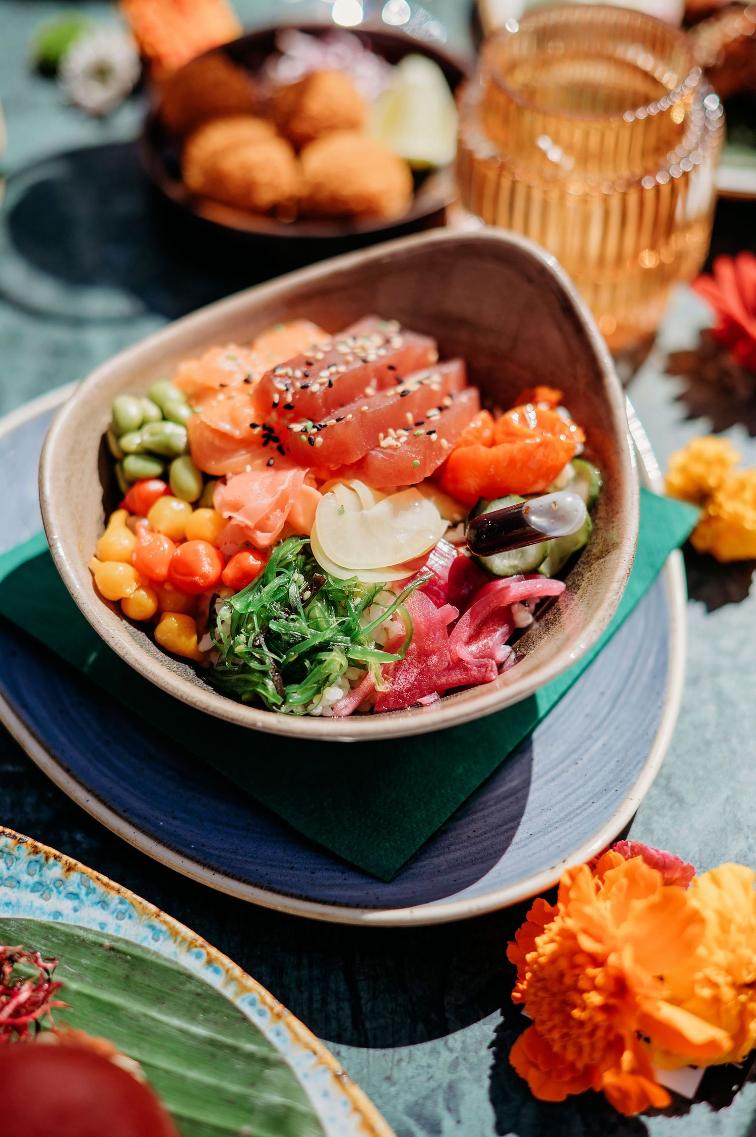 Kleurrijke poke bowl met zalm en groenten op donkere plaat, foodfotografie Vught, Brabant.