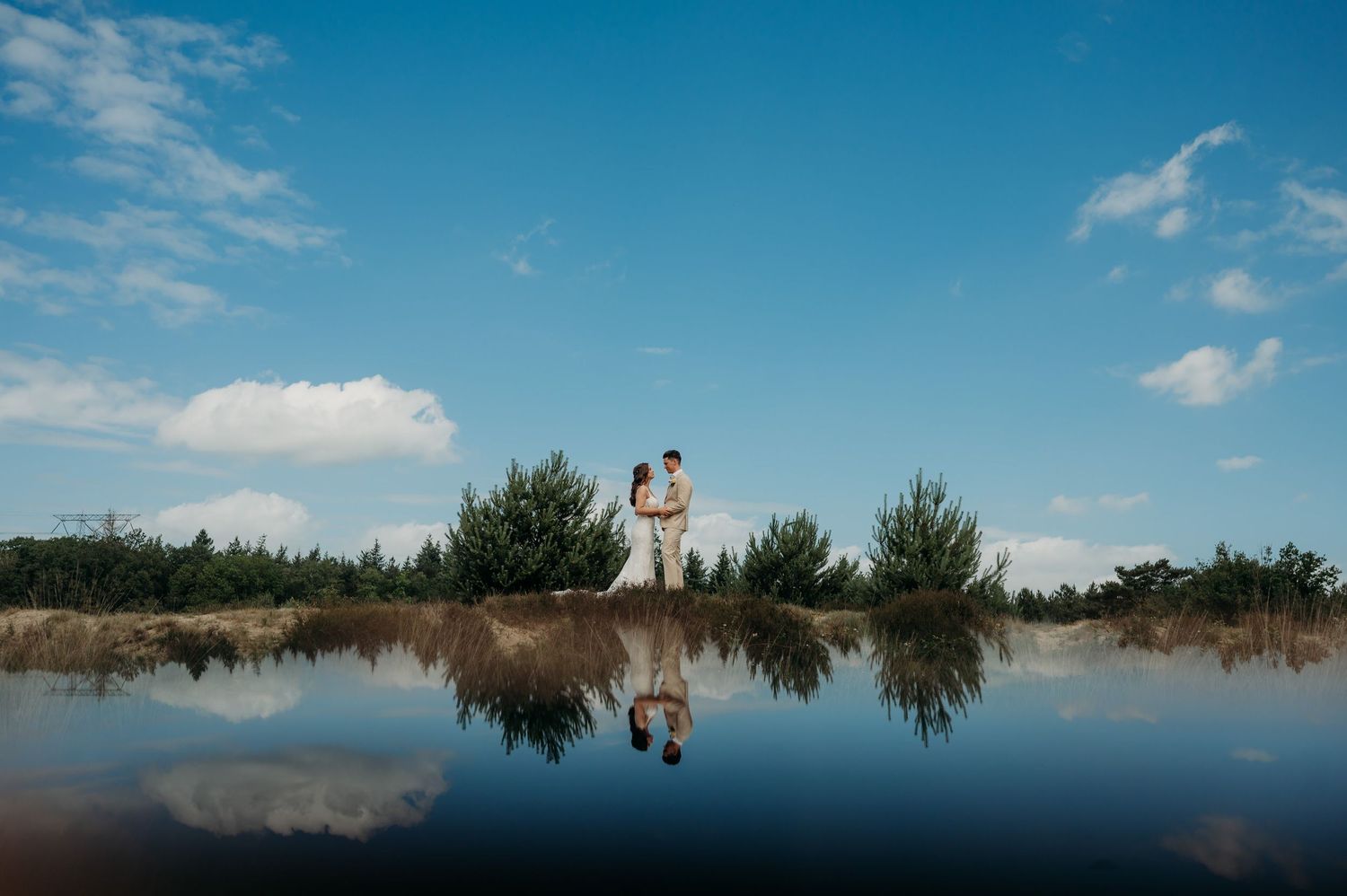 Panoramisch landschap met blauwe lucht en witte wolken boven natuurlijke omgeving, landschapsfotografie Brabant