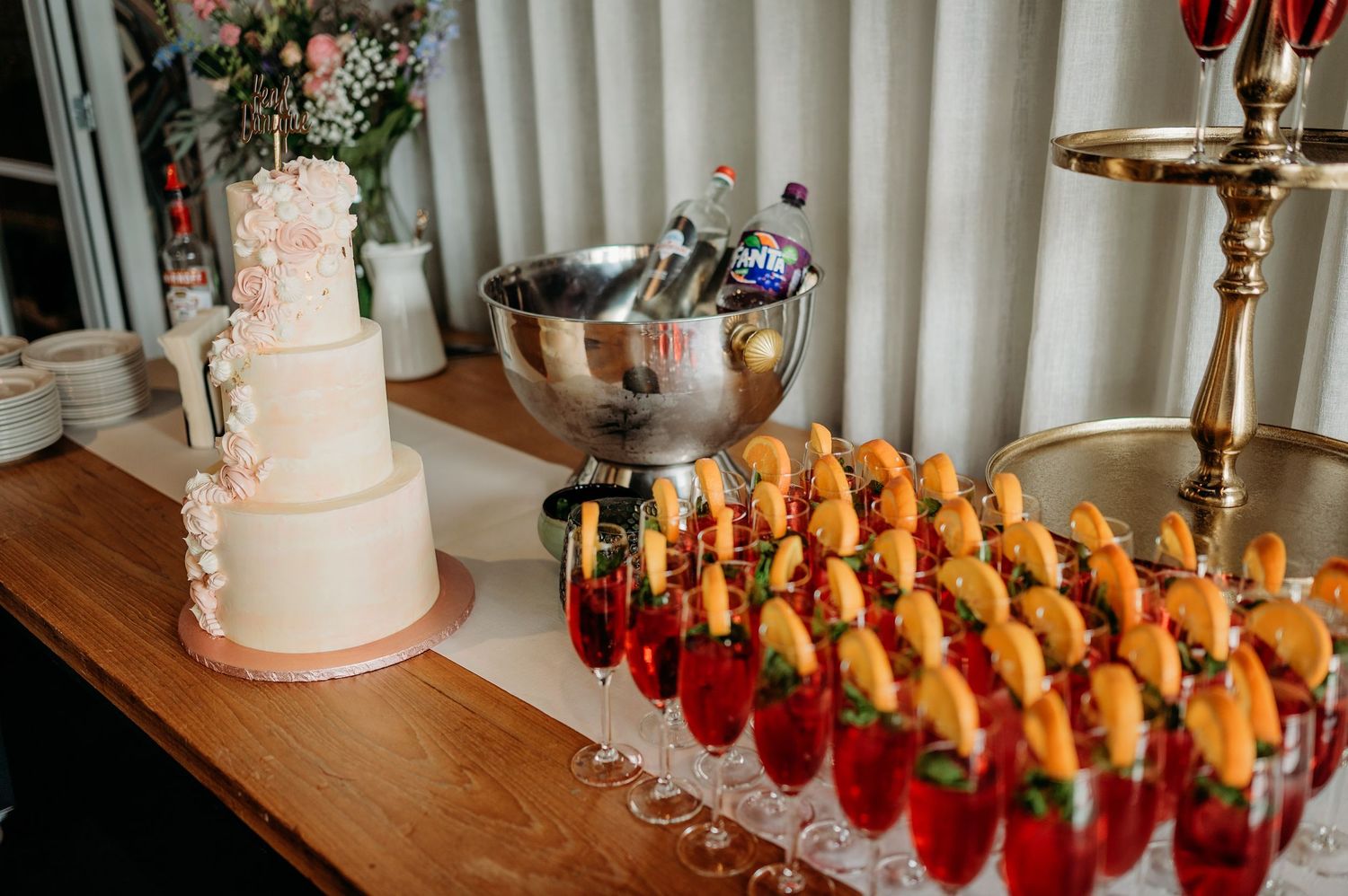 Tafel met elegante bruidstaart en hapjes, bruidsfotografie IJM IJzereman Vught, Brabant.