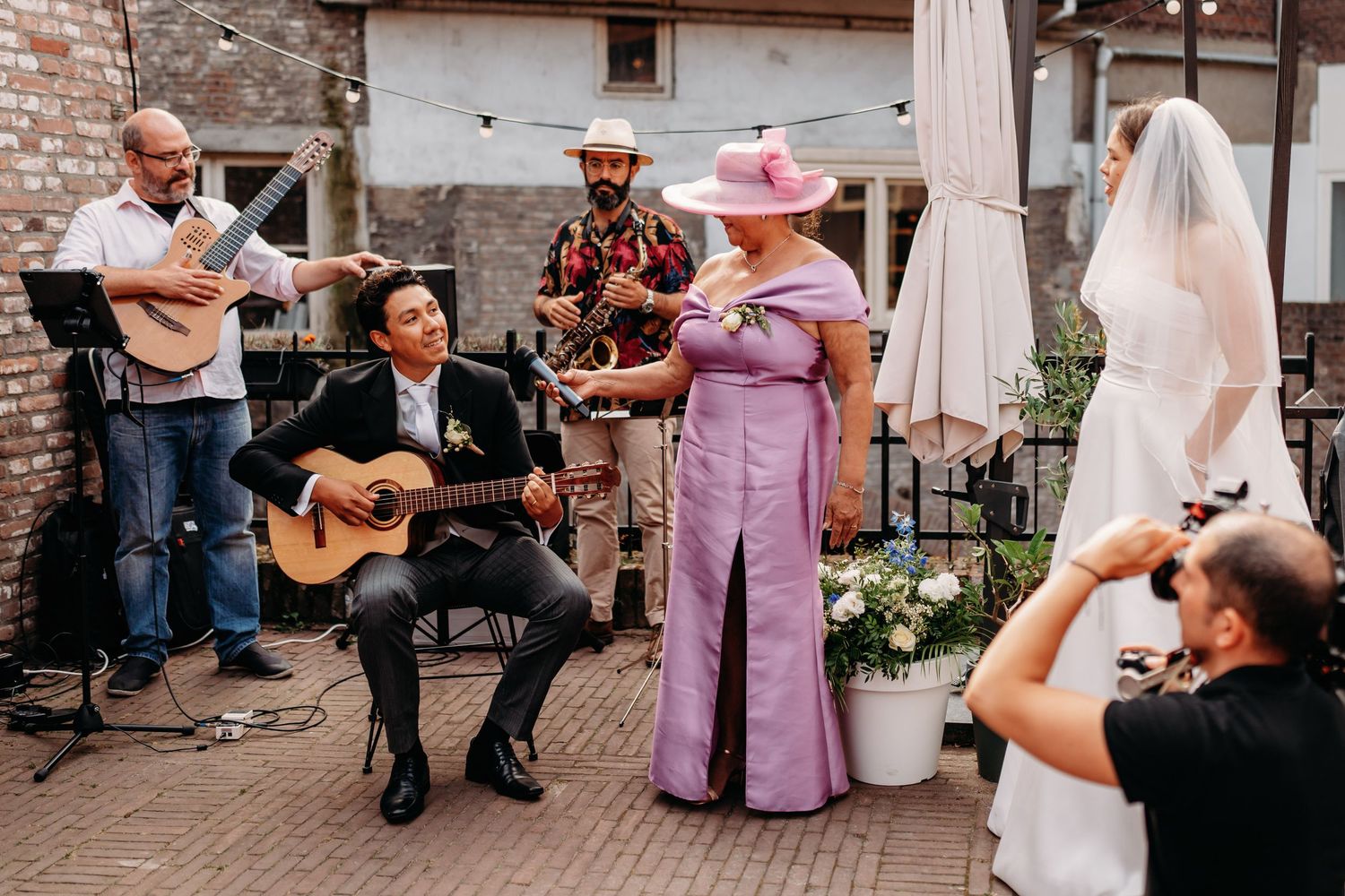 Liveband speelt buiten in rustieke bakstenen binnenplaats, eventfotografie Noordbrabants Museum Den Bosch, Brabant.