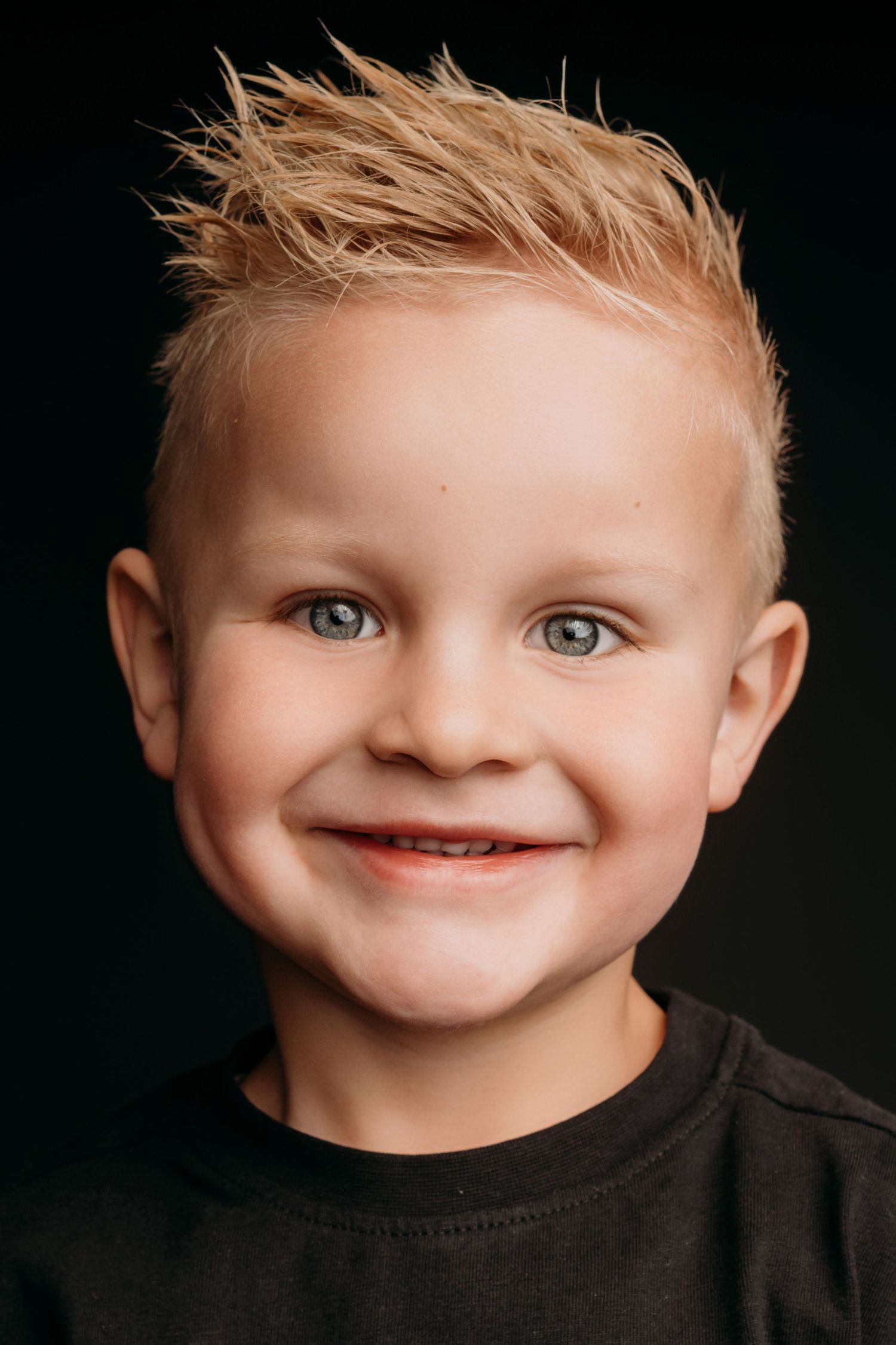 Close-up portretserie van jong kind met blond haar en stralende glimlach, kinderfotografie Brabant