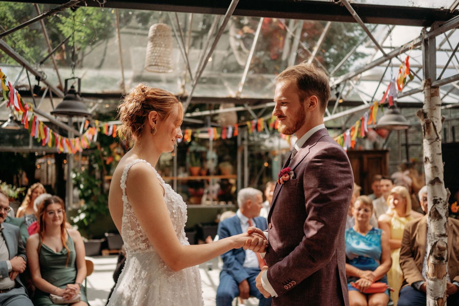 Ringen moment tijdens ceremonie in kas tijdens bruiloft in Brabant, vastgelegd door bruidsfotograaf Den Bosch
