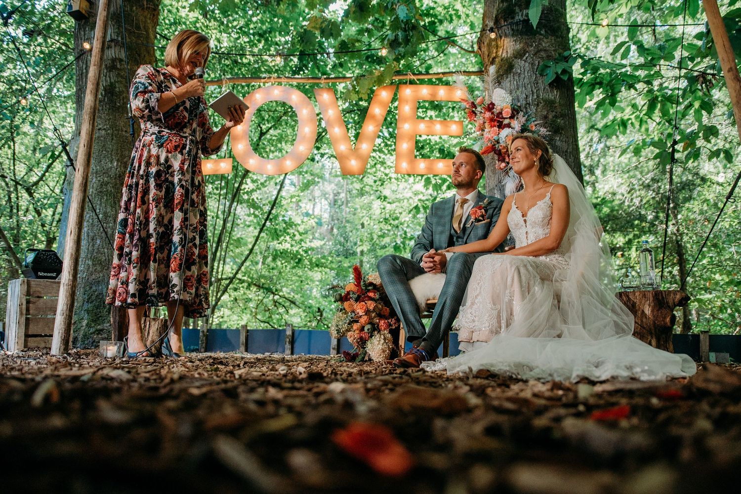 Romantische buiten ceremonie in bos met lichtjes, sfeervolle bruidsfotografie bij Mr van Eijck Oisterwijk, Brabant.