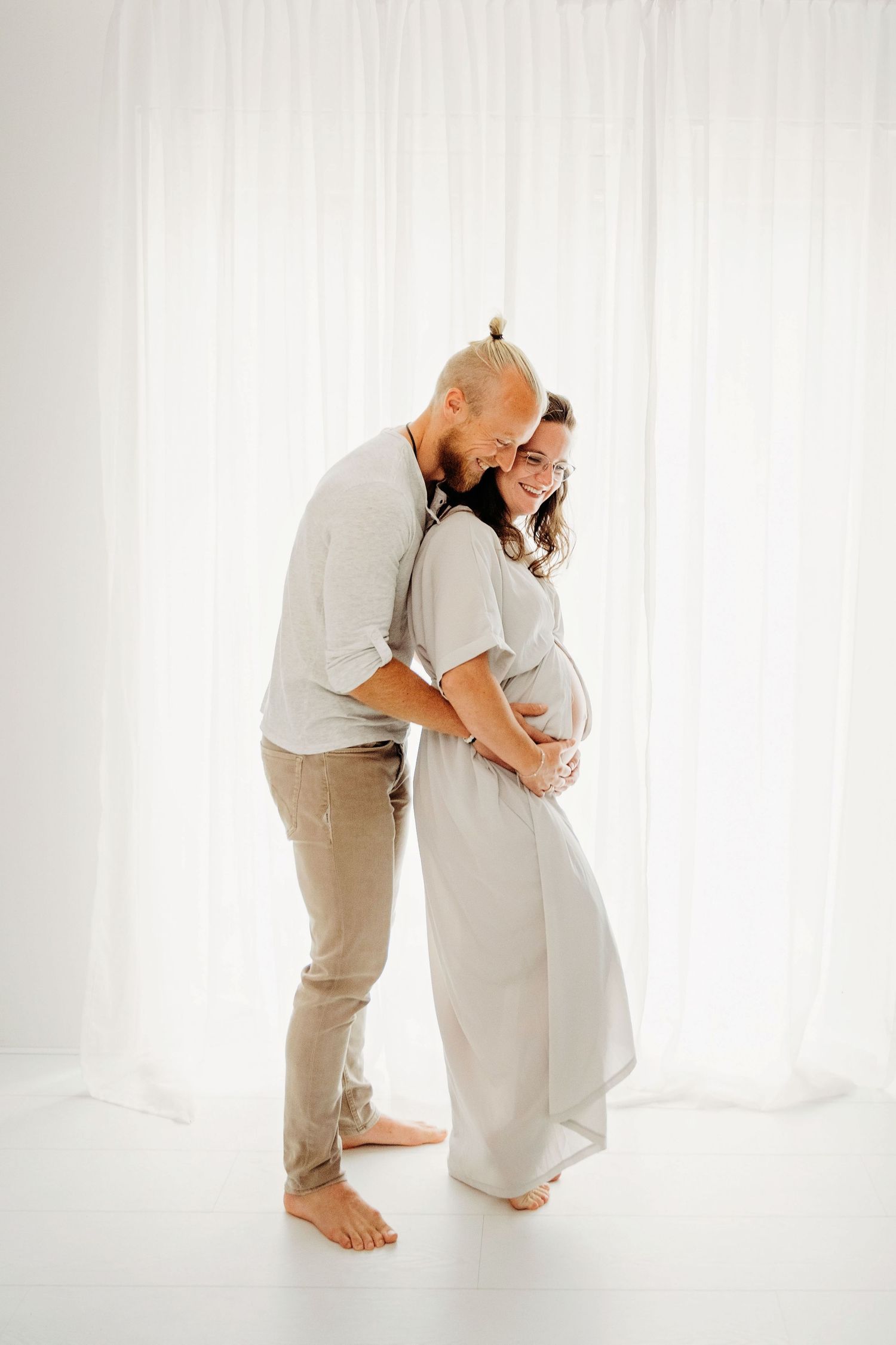 Zwangerschapsshoot met partner in studio, zwangerschapsfotografie Brabant