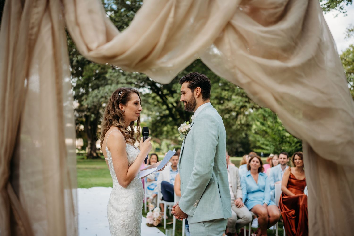 Outdoor trouwreceptie met natuurlijke tuin en drapering, bruidsfotografie Vught, Brabant.