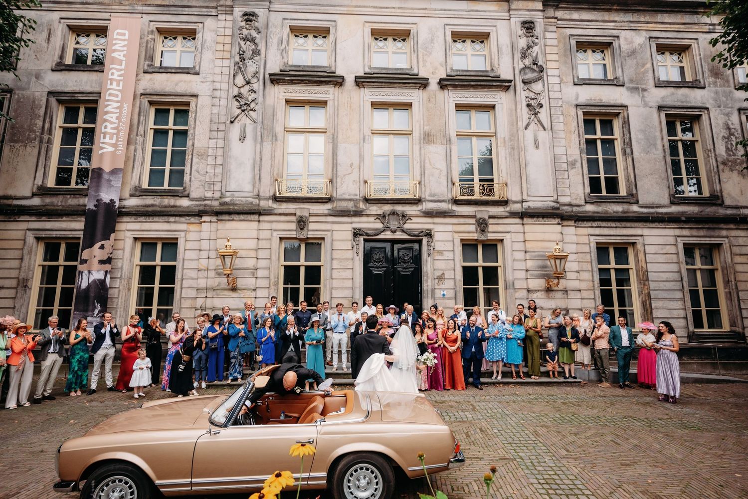 Vintage auto geparkeerd bij elegant stenen landhuis tijdens bruiloft, bruidsfotografie Brabant
