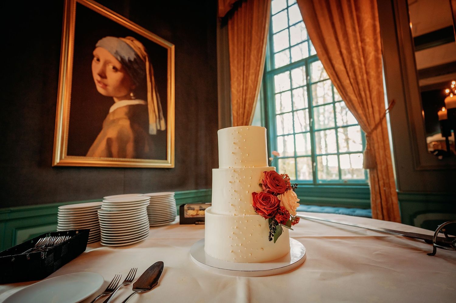 Collage van tafeldecoratie en bloemen tijdens receptie, sfeervolle bruidsfotografie bij Kasteel Wijenburg Echteld, Brabant.