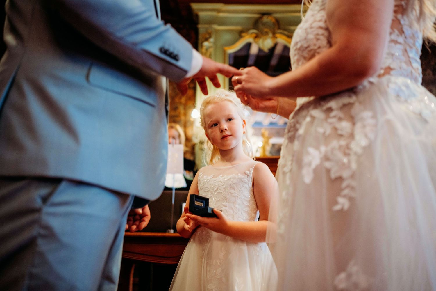 Uitwisseling van trouwringen tijdens intieme ceremonie, romantische bruidsfotografie in Den Bosch en omgeving Brabant.