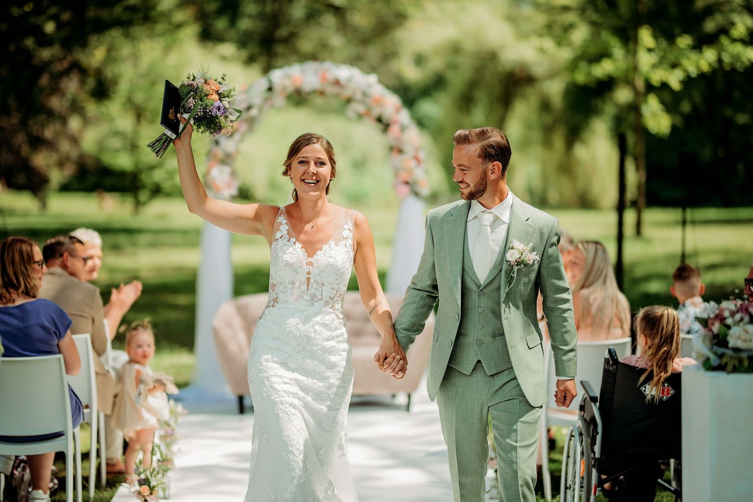 Trouwfeest met gasten in mintgroen en wit in tuin tijdens zomer, bruidsfotografie Huize Bergen Vught, Brabant.