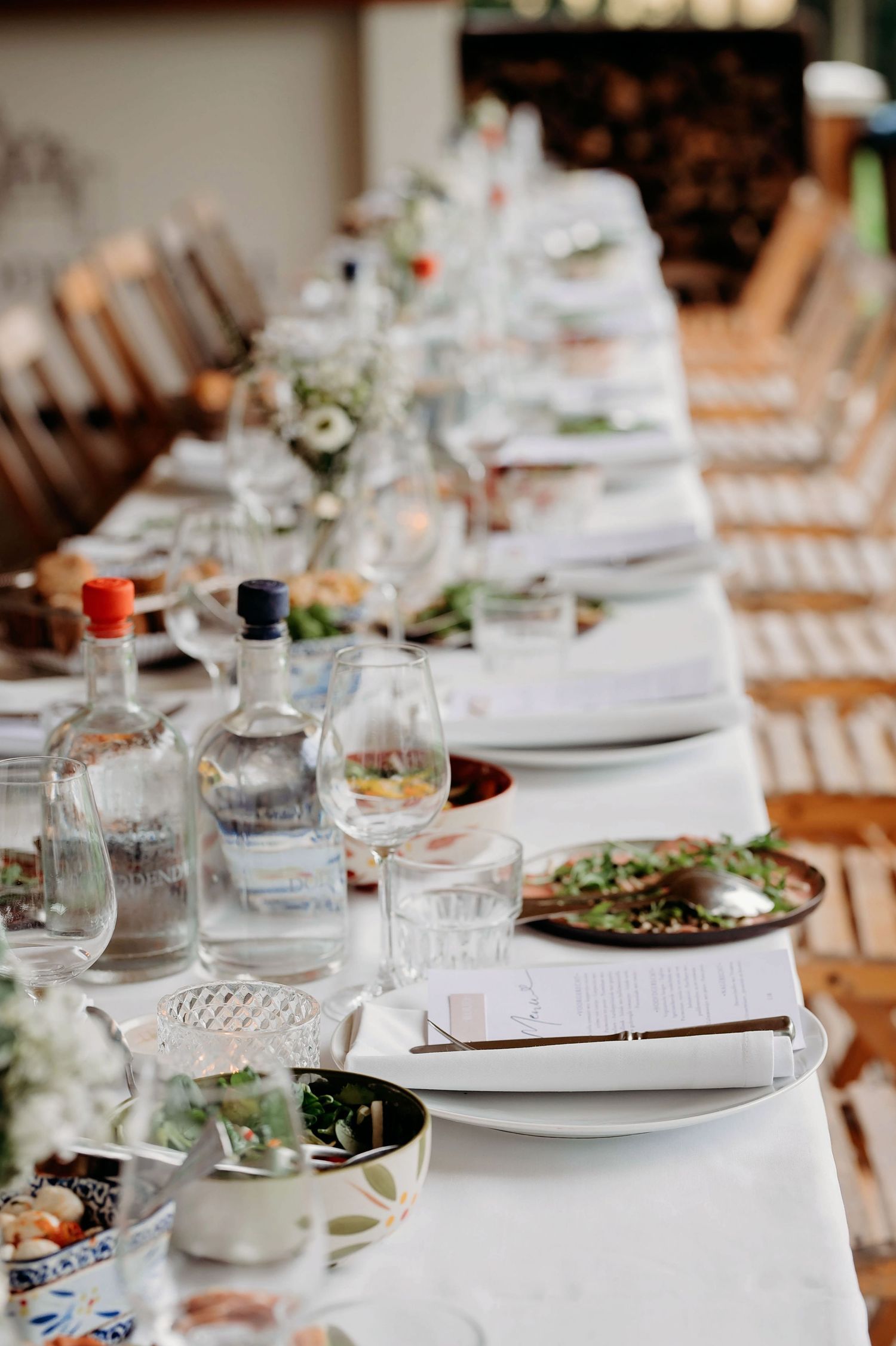 Elegante bruiloftsreceptietafel met witte linnen, glaswerk en servies, bruidsfotografie Brabant