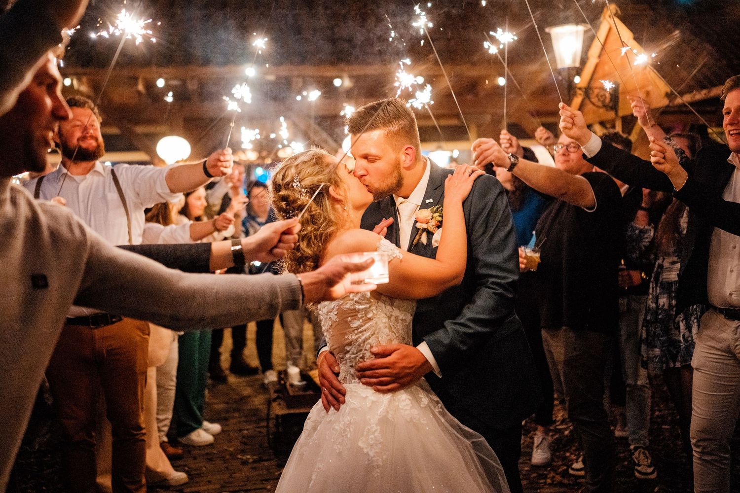 Feestavond van bruiloft bij Meneer van Eijck in Oisterwijk met dansend bruidspaar en gasten, bruidsfotografie Brabant