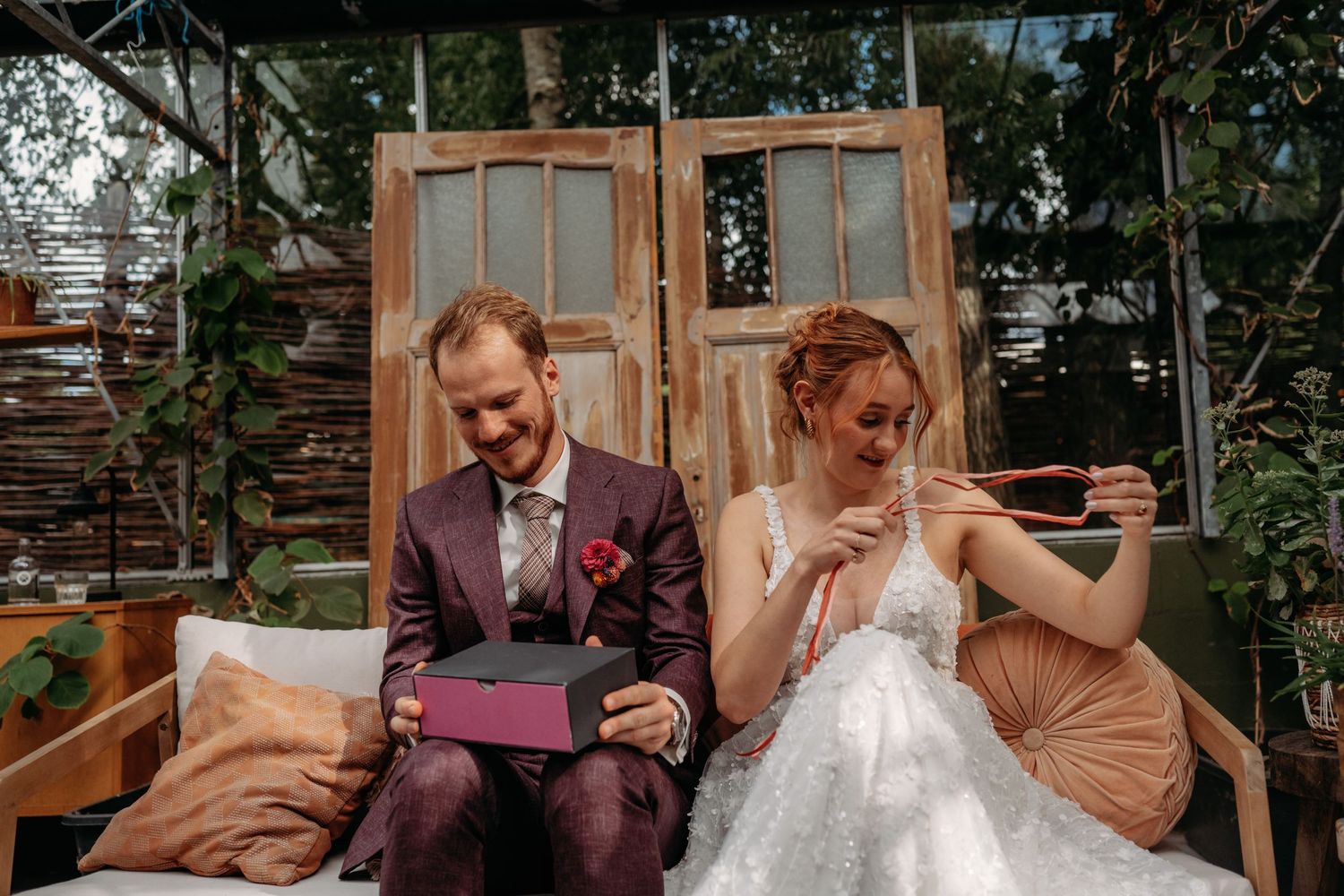 Ceremonie setting in kas met bloemen en houten details, sfeervolle trouwlocatie in Brabant