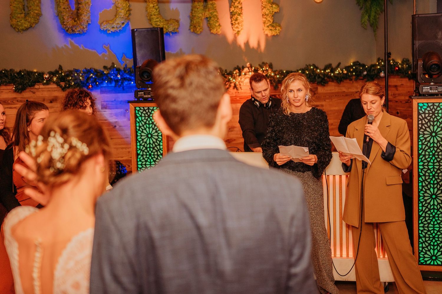 Trouwceremonie in sfeervolle zaal met warme decoratie, romantische bruidsfotografie bij Boscafé Oisterwijk, regio Brabant.
