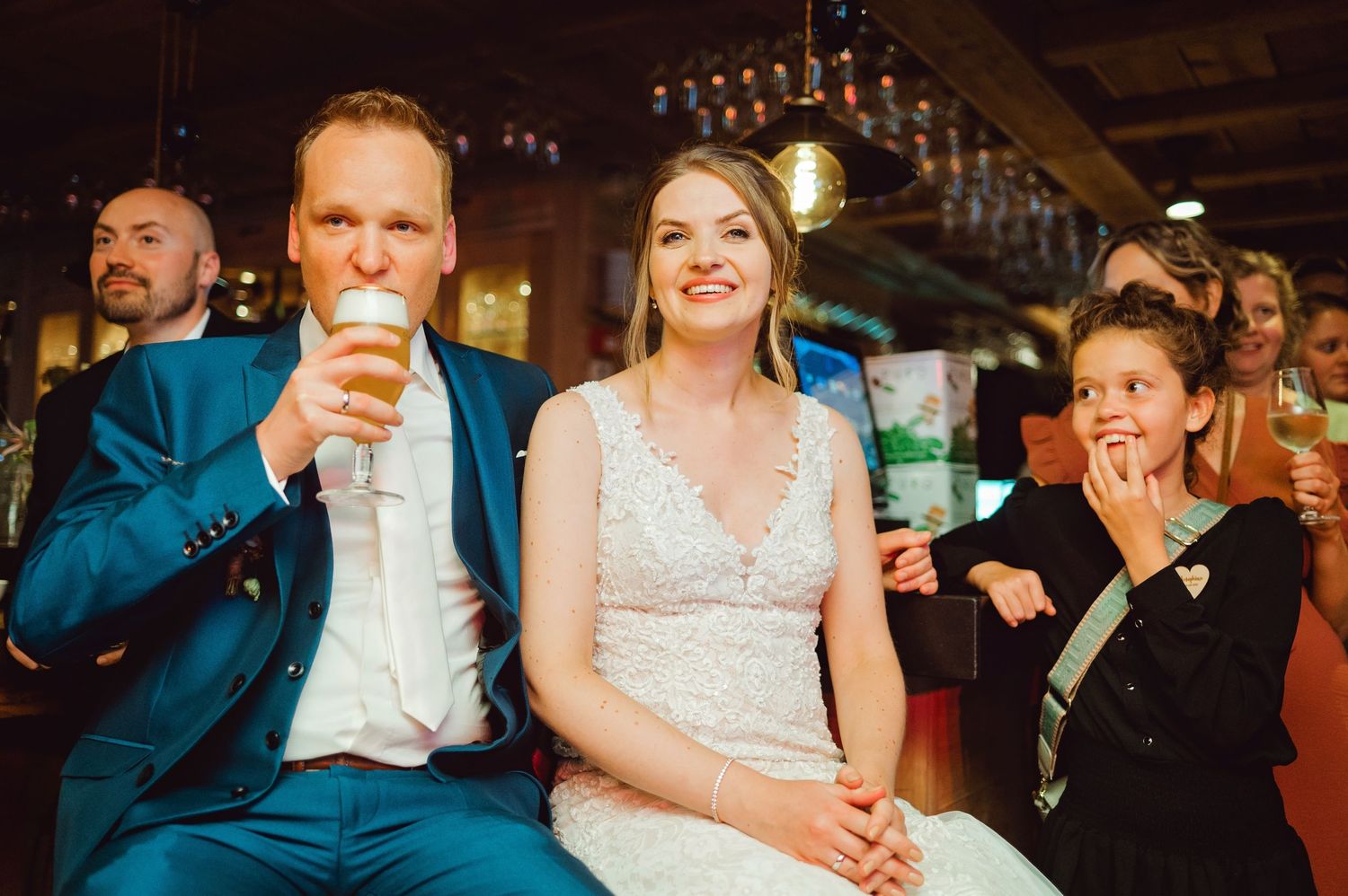 Bruiloftsgasten genieten samen tijdens diner bij Meneer van Eijck in Oisterwijk, warme reportage fotografie