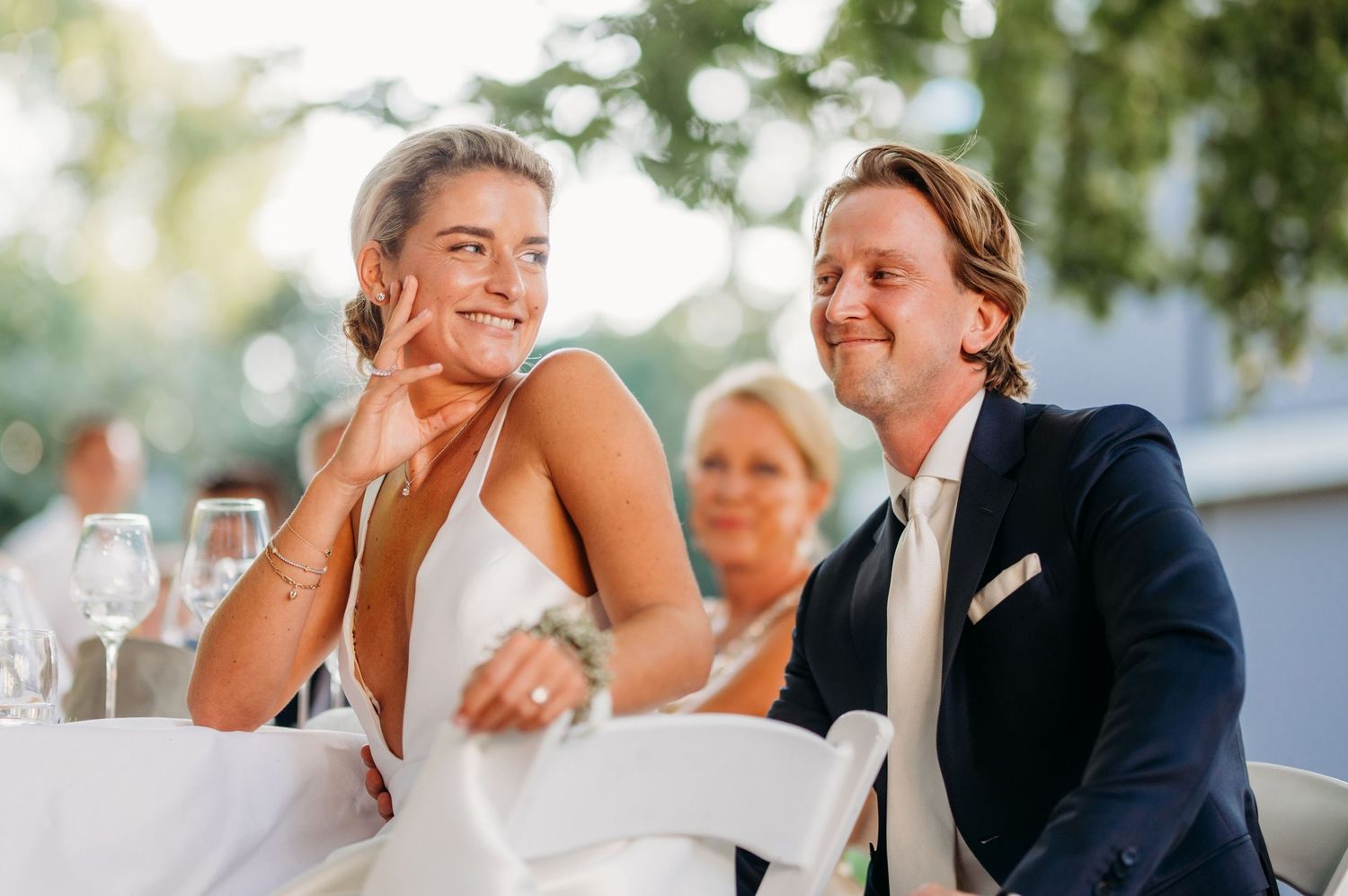 Vrolijke reacties tijdens een bruiloft, vastgelegd tijdens speeches en toasts in Den Bosch.