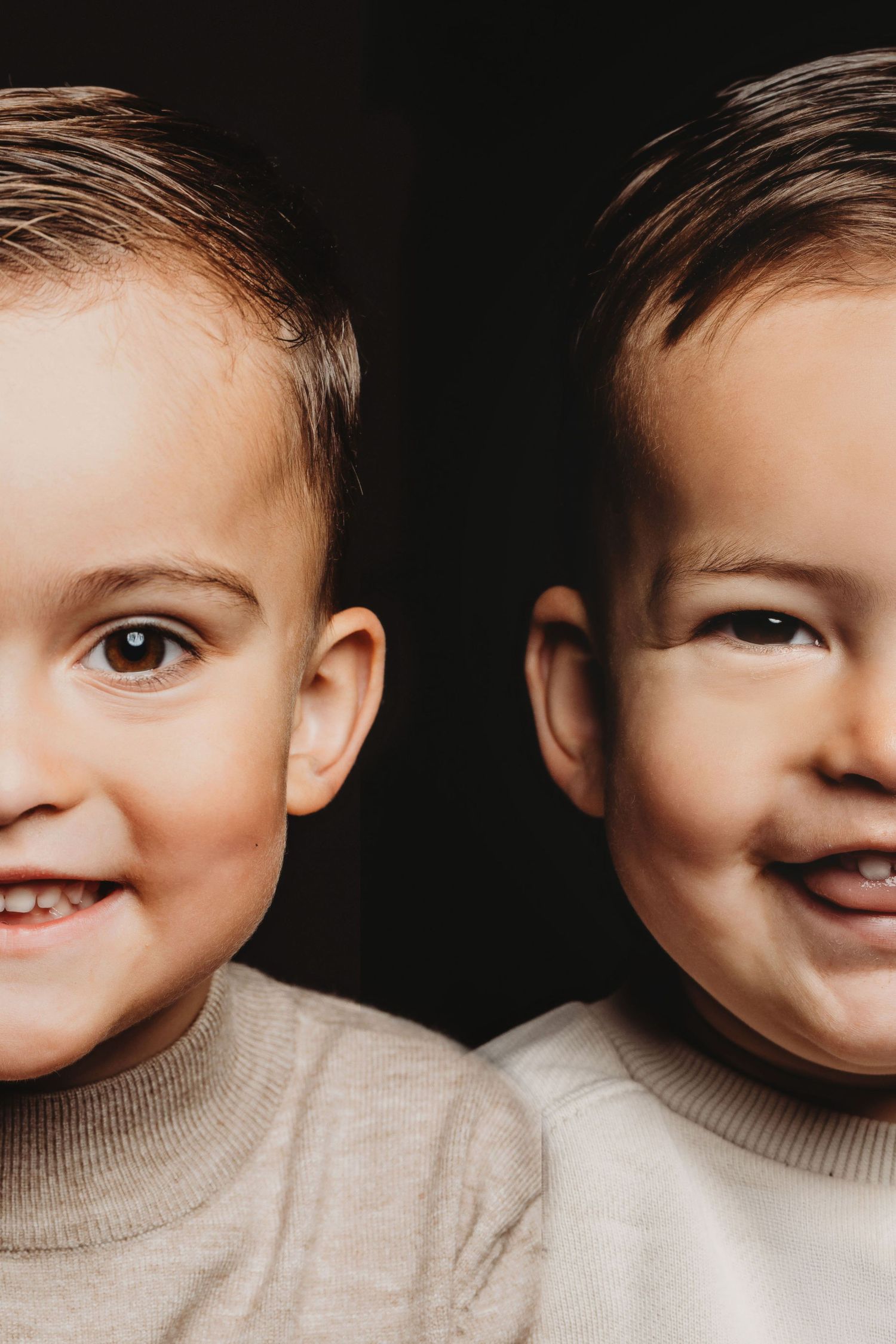 Close-up van lachende kinderen in beige trui tegen donkere achtergrond, familieshoot Vught, Brabant.