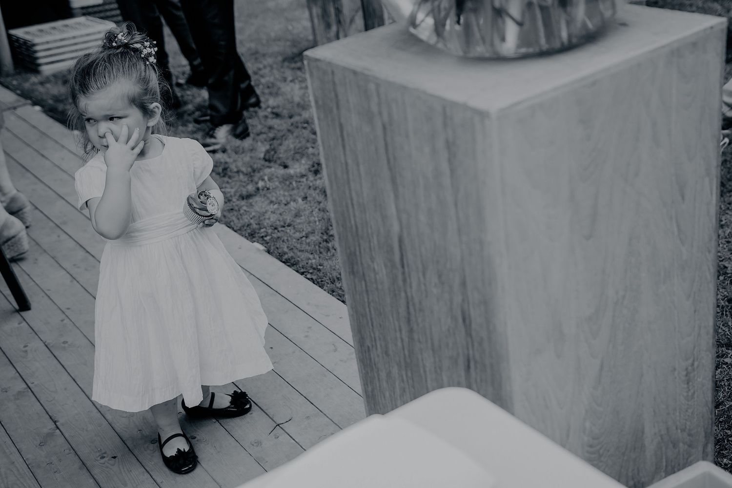 Zwart-wit foto van kinderen in formele kleding tijdens evenement, trouwfotografie Brabant.