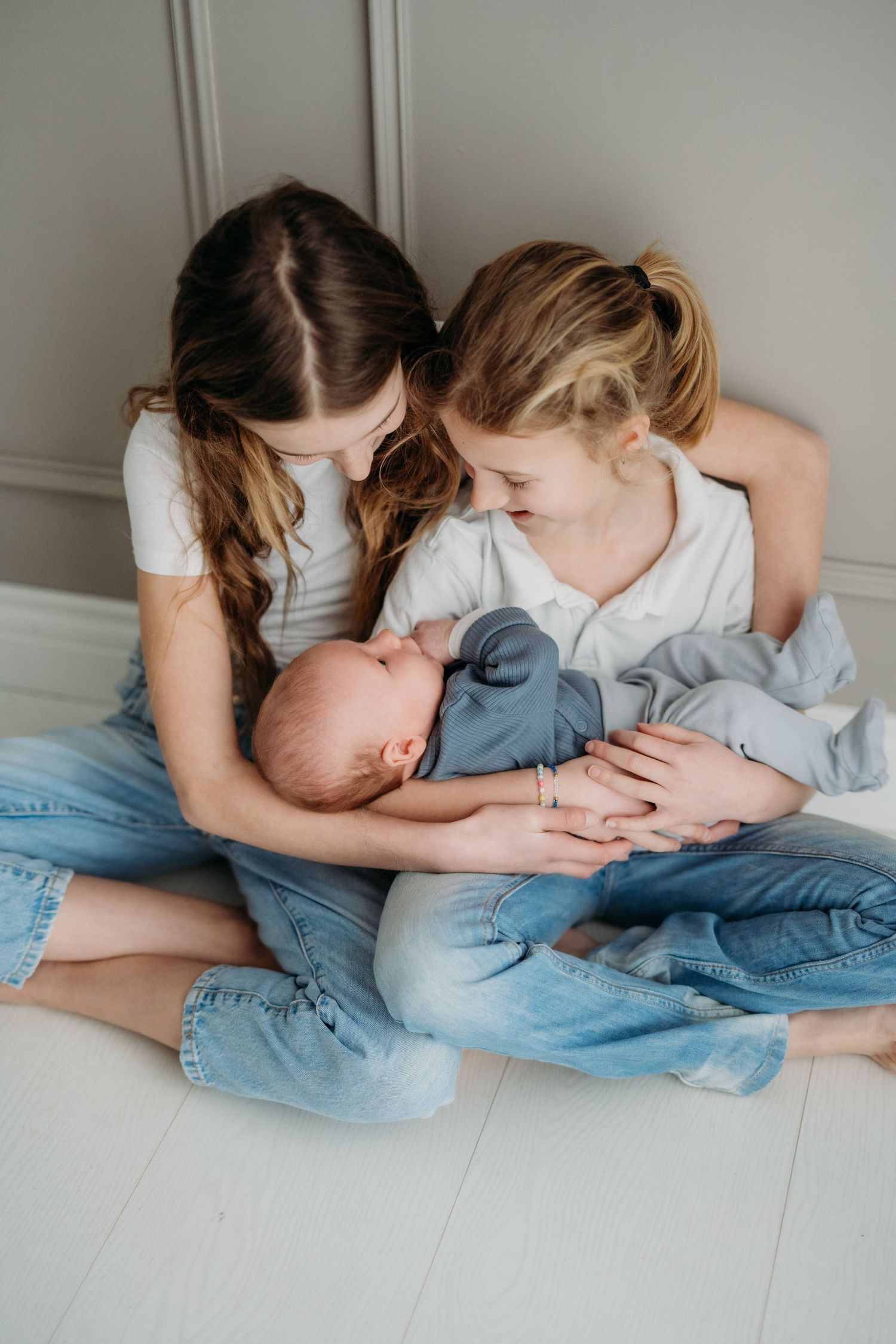 Intieme moeder en baby fotoshoot in studio Vught, warme en pure newborn fotografie