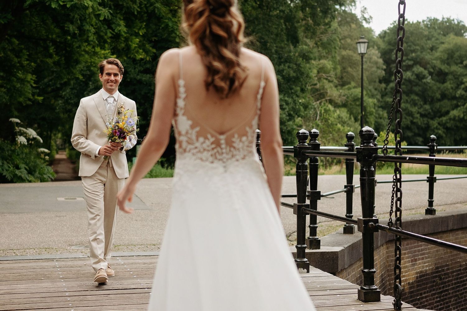 Het bruidspaar beleeft een romantisch moment op de brug bij Kasteel Maurick in Vught.