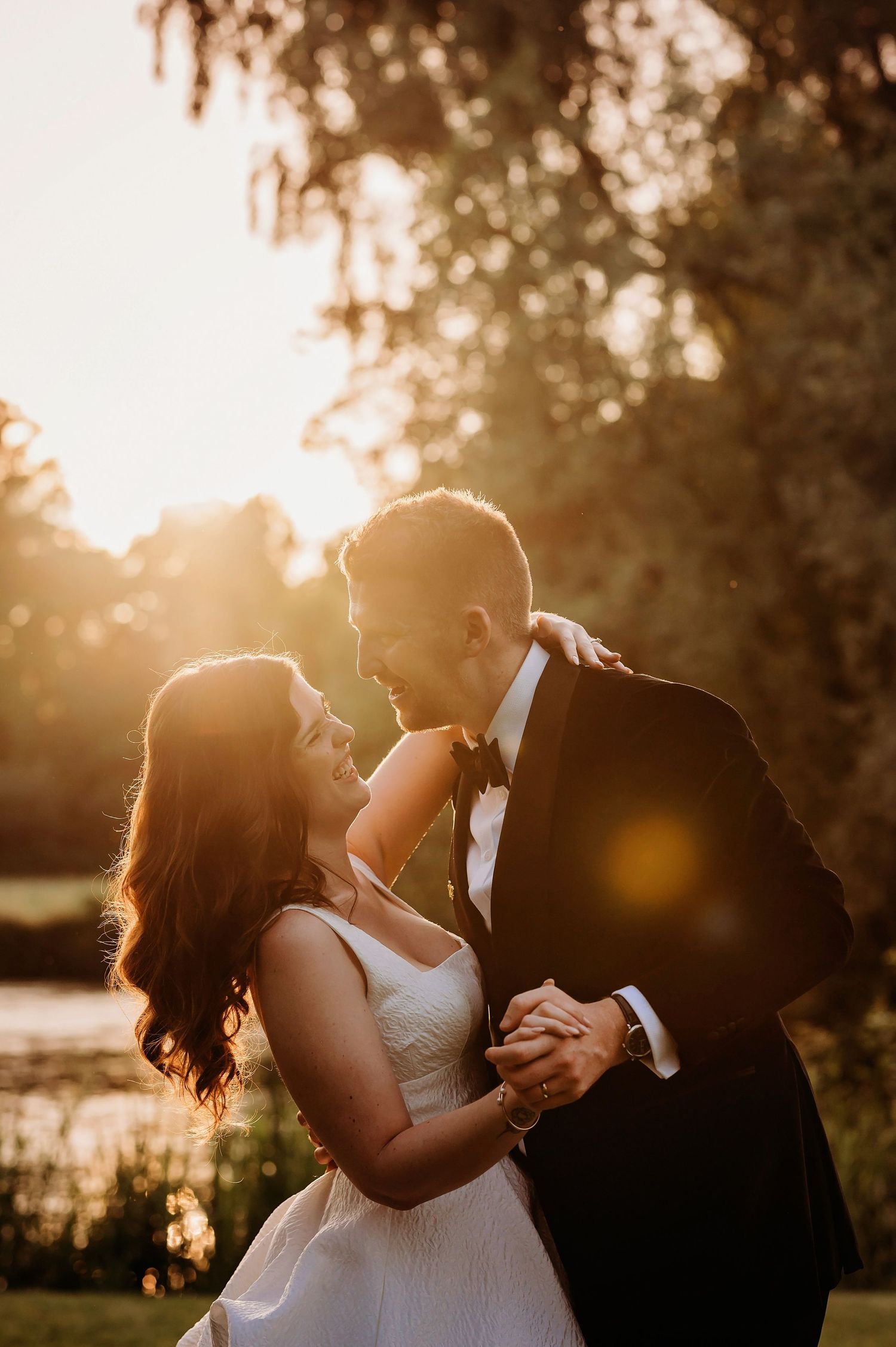 Romantisch moment van een bruidspaar tijdens golden hour bij Kasteel Maurick in Vught.