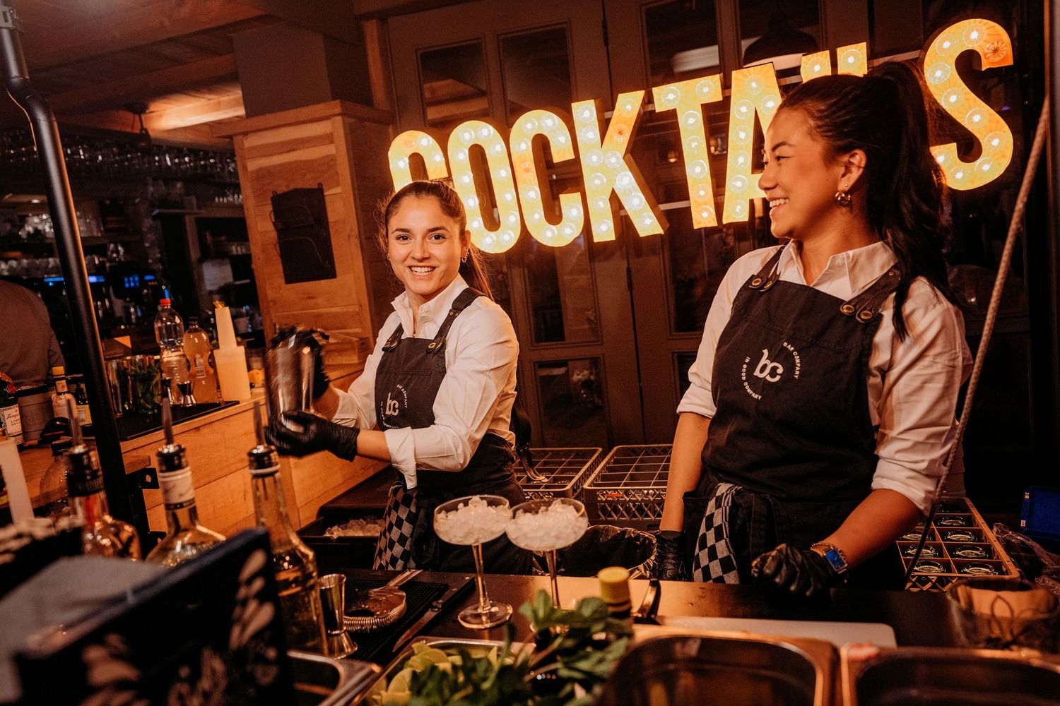 Bar en cocktails tijdens bruiloft feest in Brabant, detail van avond reportage