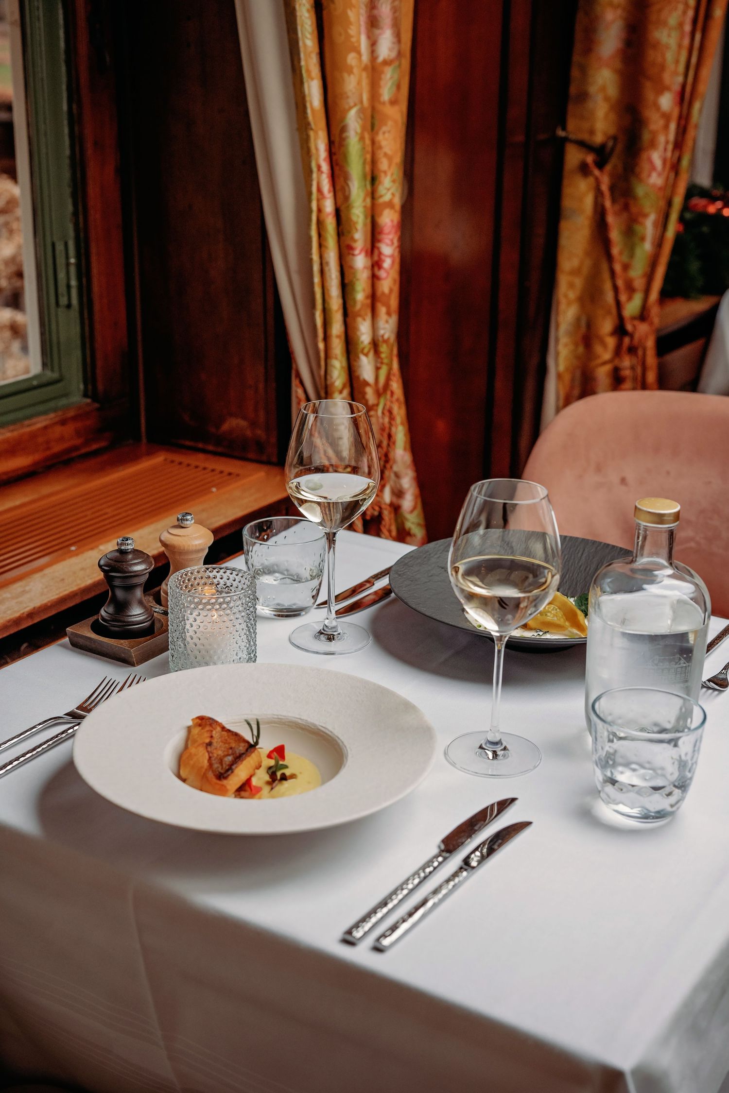 Luxe restauranttafel met wit tafellaken en elegante dekking, foodfotografie Brabant