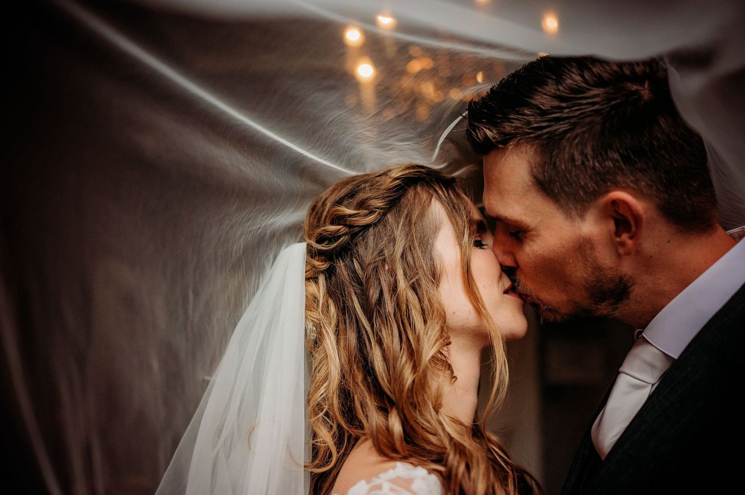 Romantische zwart wit trouwportretten met tedere momenten van bruidspaar, bruidsfotografie Huize Bergen Vught, Brabant.
