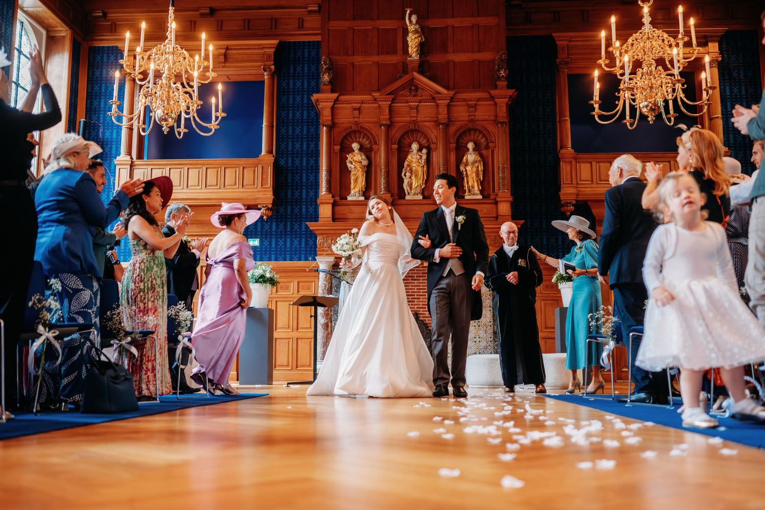 Gasten dansen in elegante balzaal onder kristallen kroonluchters, bruidsfotografie Noordbrabants Museum Den Bosch, Brabant.