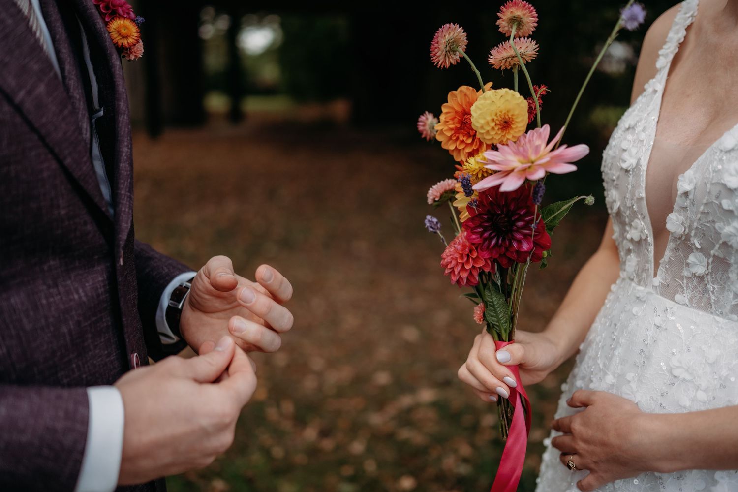 Ringen moment tijdens ceremonie in de buitenlucht bij Kasteel Maurick in Vught, emotionele trouwfotografie