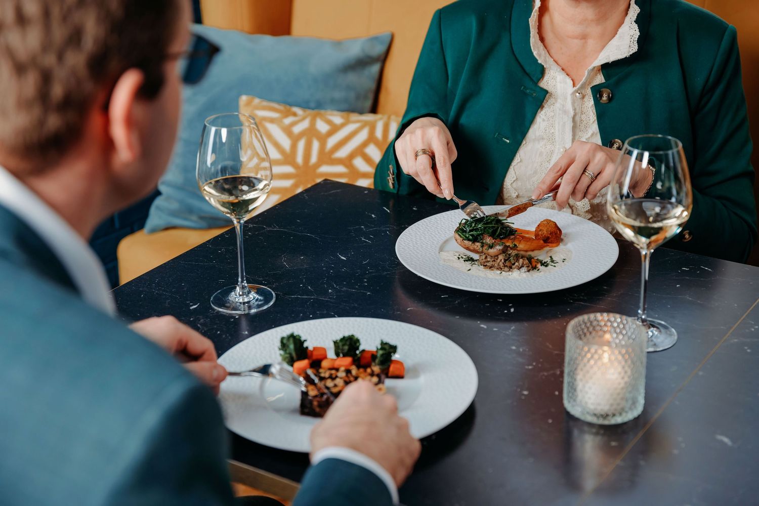 Gasten genieten van een luxe fine dining diner met kaarslicht en wijn, gefotografeerd in een restaurant in regio Den Bosch, Vught en Noord B